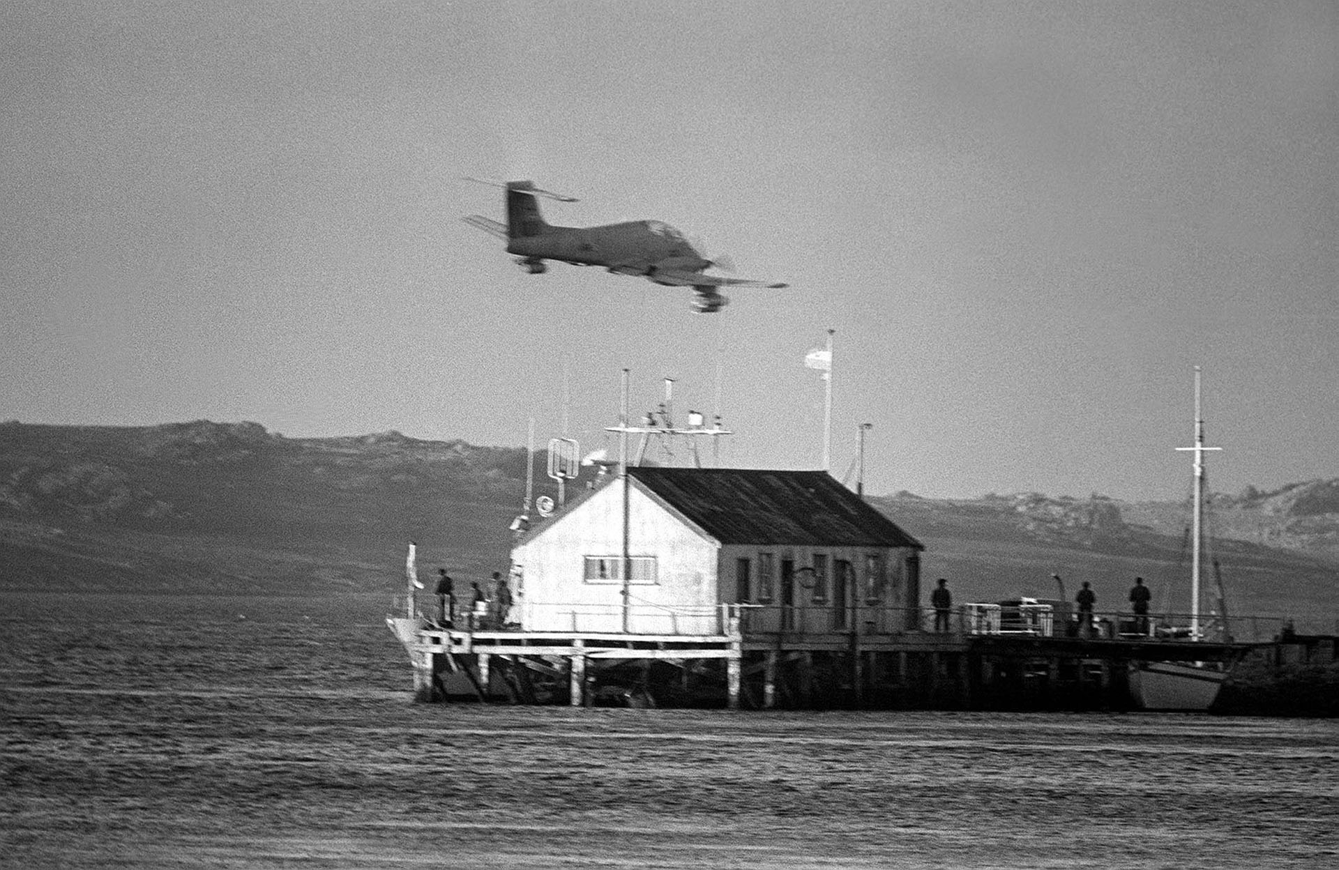 Un avión Pucará patrulla el cielo de Malvinas en mayo de 1982 Telam Foto: Carlos García Malod