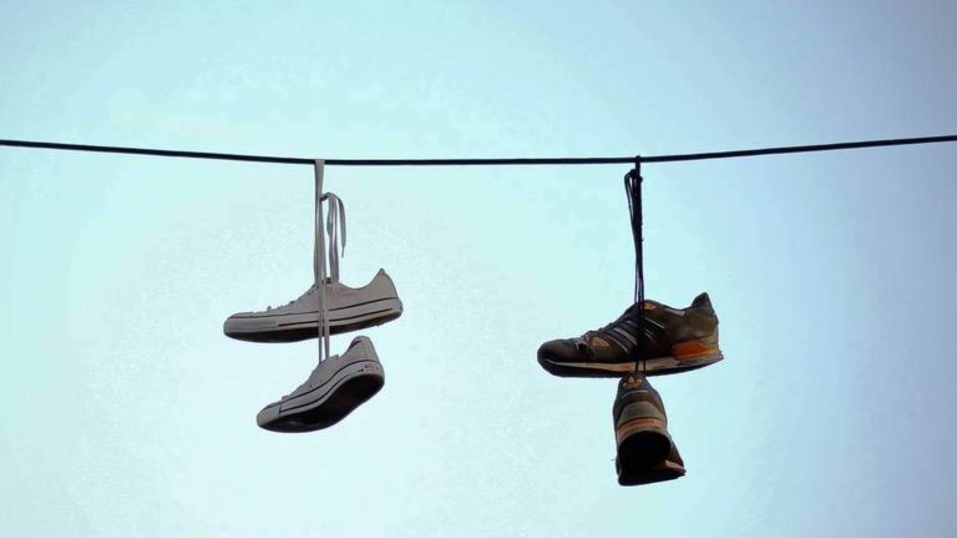 Por qué en calles cuelgan zapatillas en los de luz? - Infobae