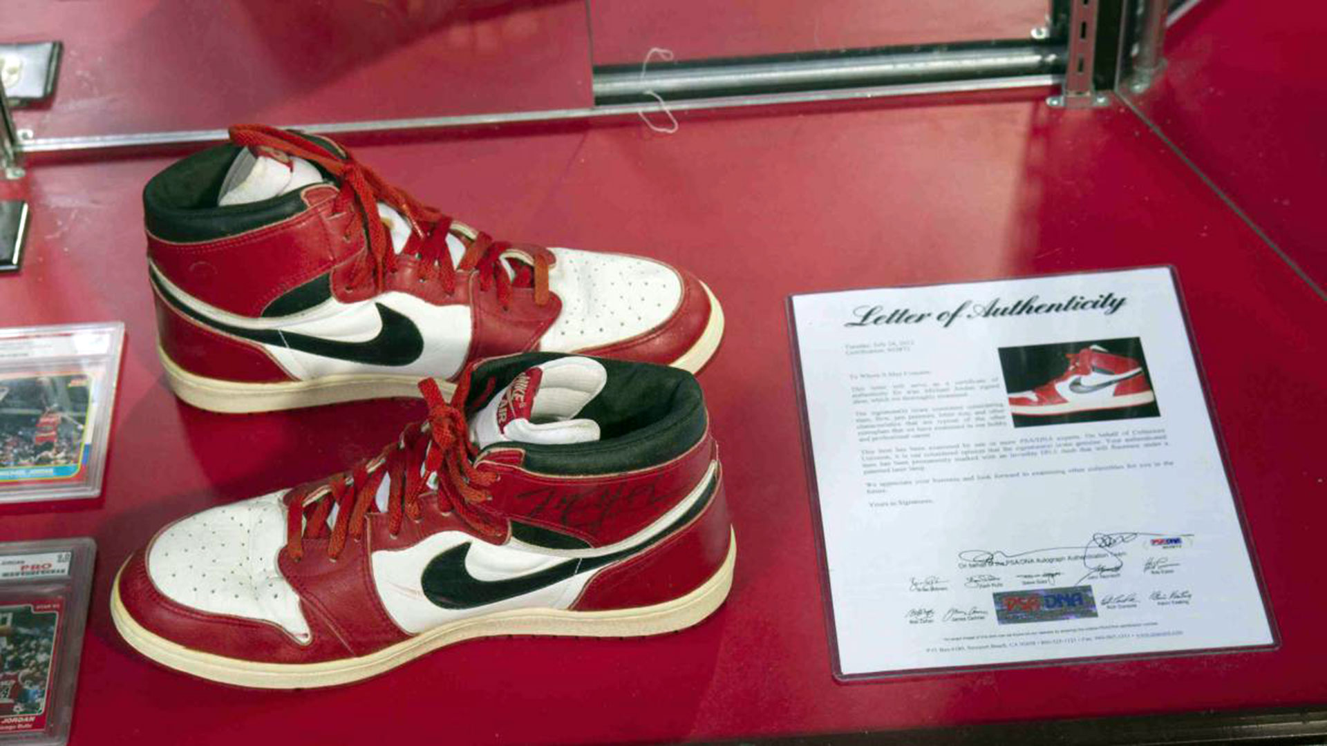 Álbum de graduación Cuadrante Interpersonal Expectativa por la subasta de unas zapatillas emblemáticas que Michael  Jordan usó en sus comienzos en la NBA - Infobae