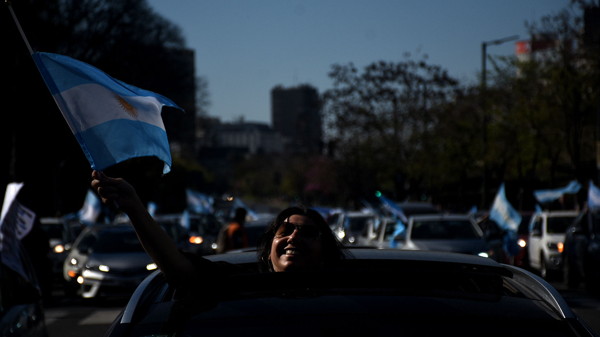 Muchas personas se movilizaron en sus autos por el centro porteño