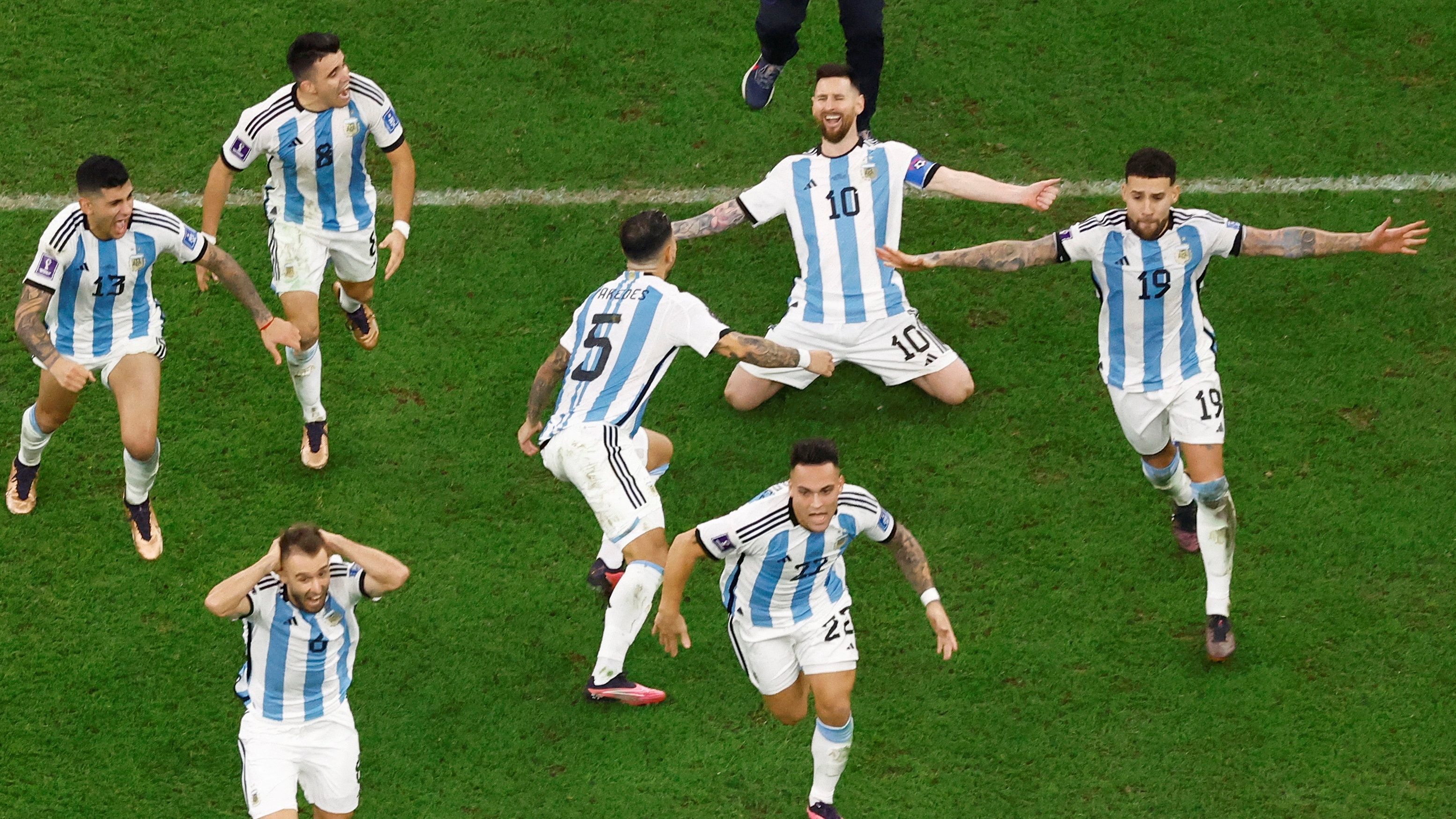 Argentina's celebratory tras el penalty que pateó Gonzalo Montiel y que definíó la final del mundial de Qatar