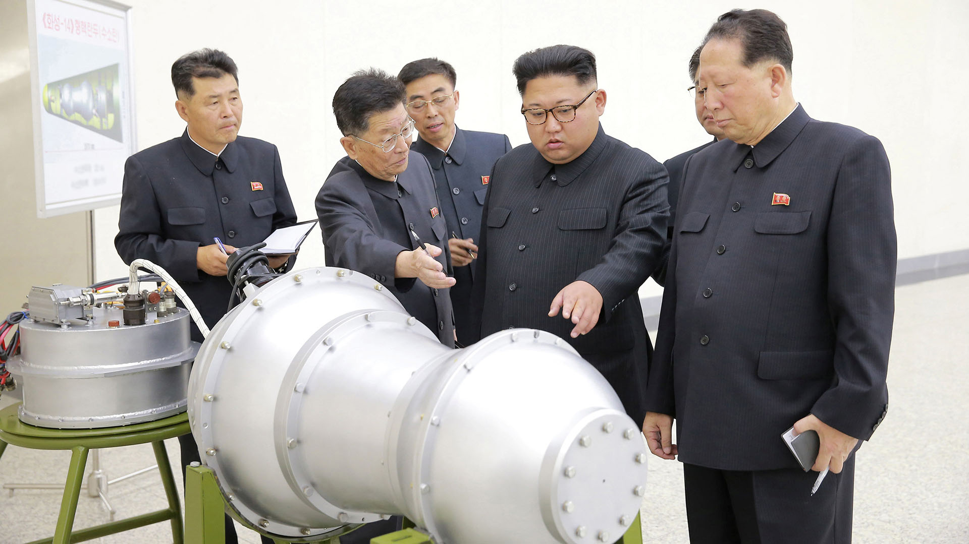 Kim Jong-un inspecciona la bomba H (KCNA via Reuters)