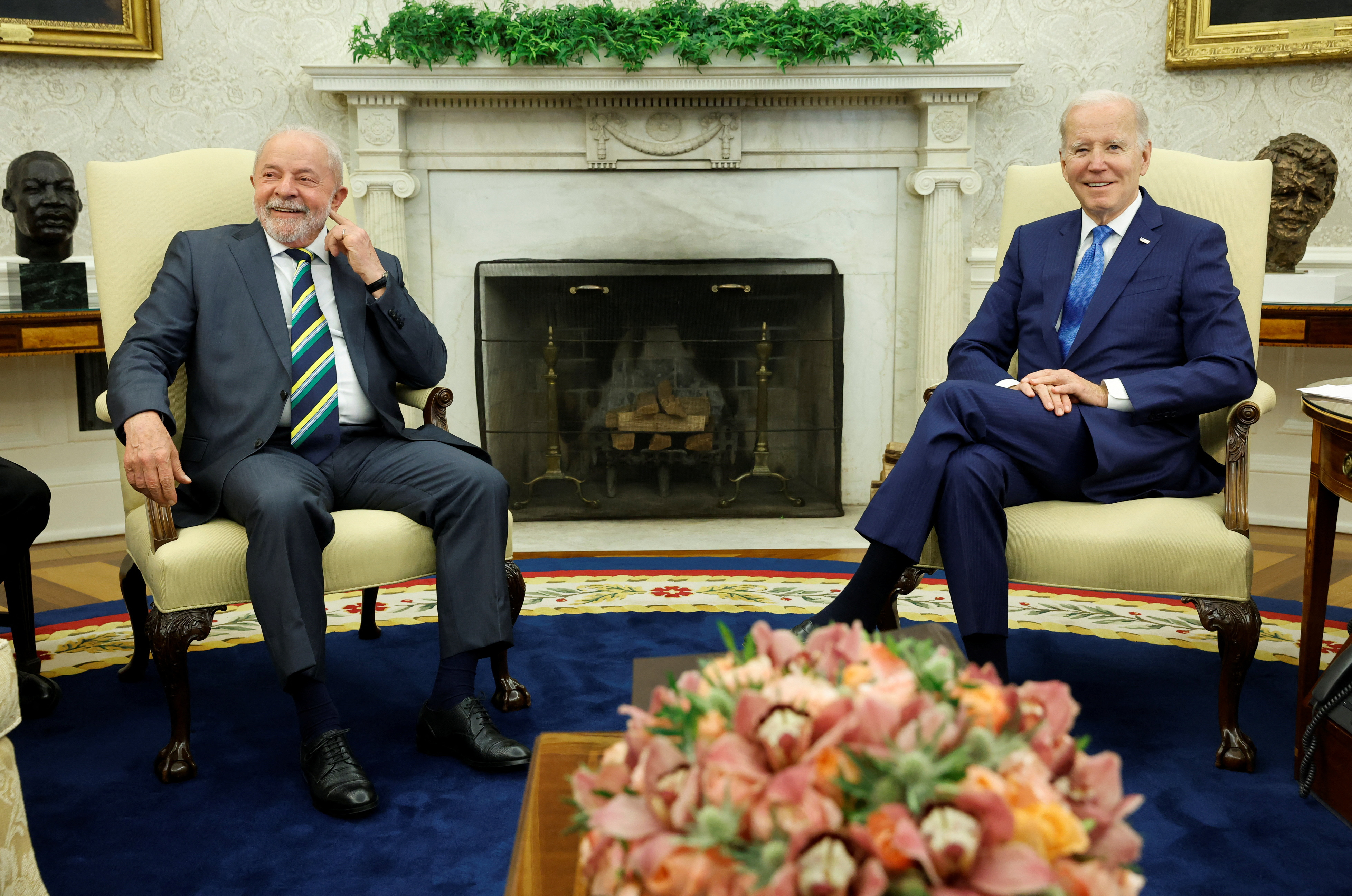 El presidente estadounidense Joe Biden y el presidente brasileño Luiz Inacio Lula da Silva se reúnen en el Despacho Oval de la Casa Blanca (Reuters)