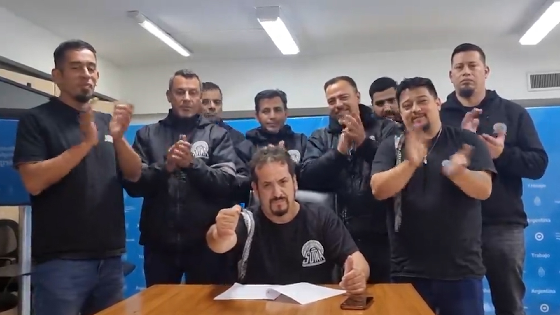 Alejandro Crespo y otros dirigentes del Sindicato Neumático, tras la firma del acuerdo salarial de la actividad