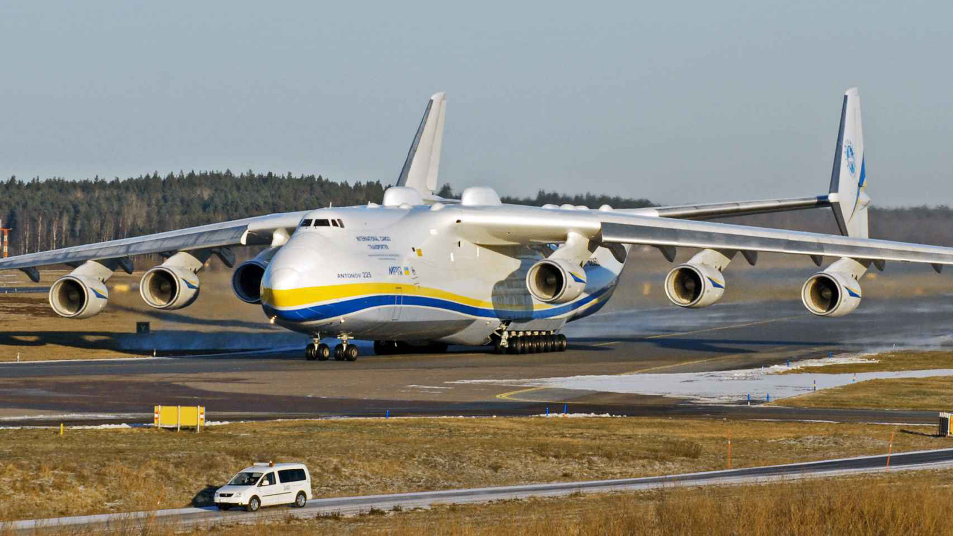 No todas las pistas del mundo pueden resistir el aterrizaje del Antonov An-225, el cual es capaz de despegar arrastrando 650 toneladas entre peso propio, combustible y carga total