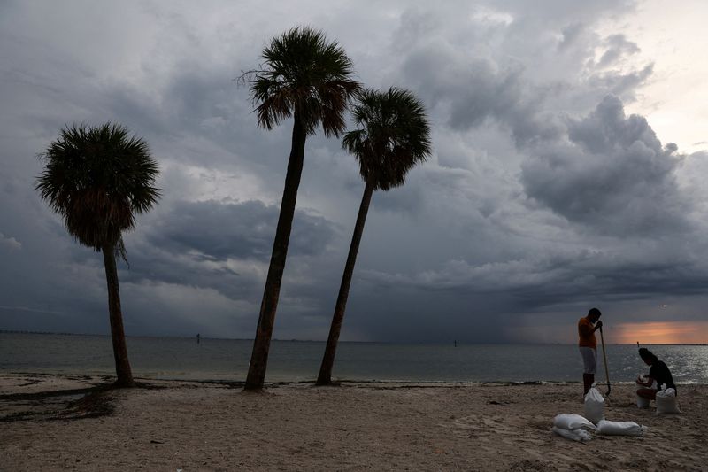 Residentes llenan sacos de arena, mientras el huracán Ian avanzaba hacia el estado con fuertes vientos, lluvias torrenciales y una poderosa marejada ciclónica, en Ben T. Davis Beach en Tampa, Florida.