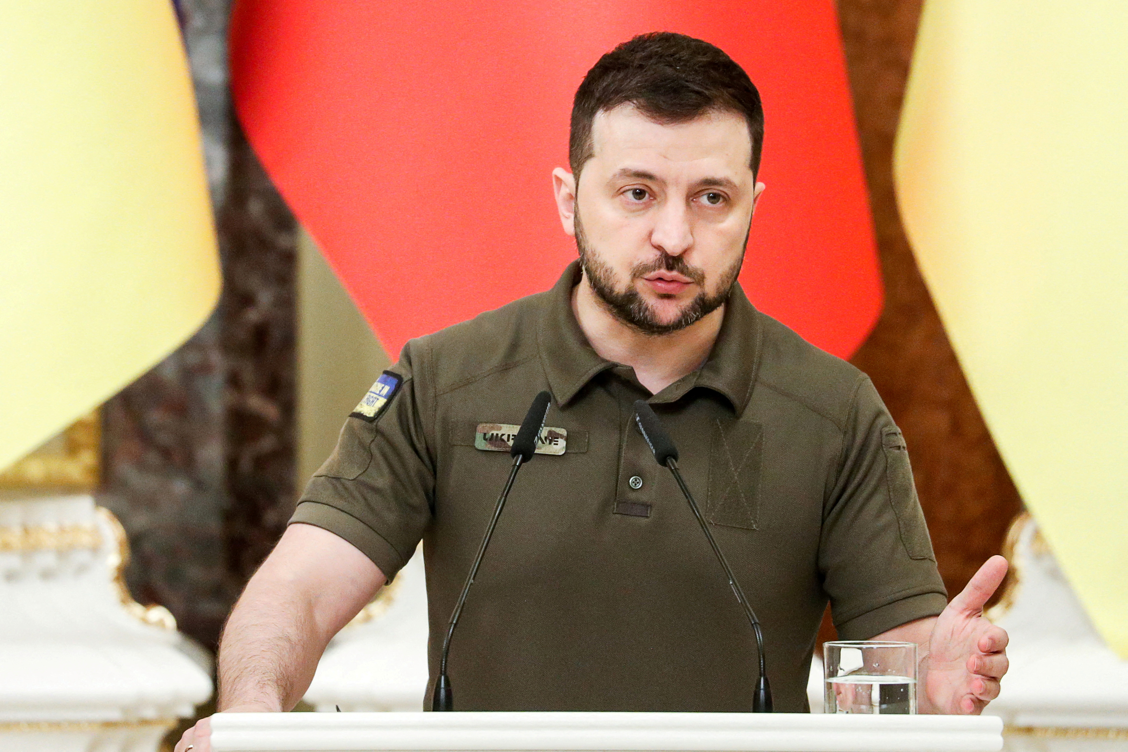 FOTO DE ARCHIVO: El presidente de Ucrania, Volodimir Zelensky, asiste a una conferencia de prensa conjunta con el presidente de Polonia, Andrzej Duda, en medio de la invasión de Rusia, en Kiev, Ucrania, el 22 de mayo de 2022. REUTERS/Viacheslav Ratynskyi