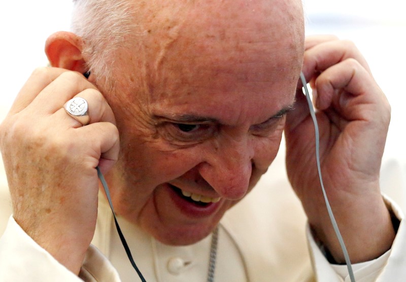 No tiene celular. Aquí, el papa Francisco escucha un mensaje del teléfono  de un periodista, en 2017. ( REUTERS/Stefano Rellandini)