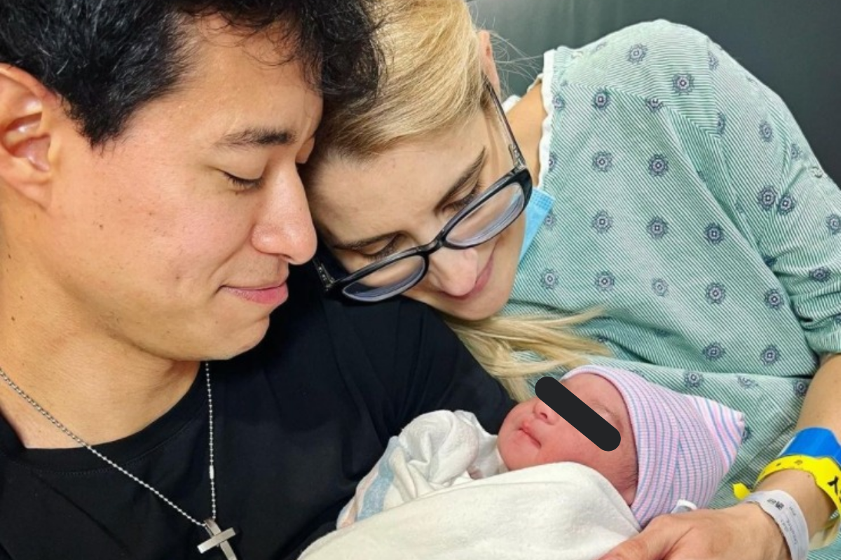 Tony Succar presenta oficialmente a su hija junto a su su esposa Lauren Christine. (Foto: Instagram)
