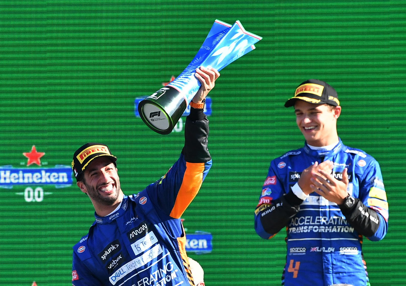 Los pilotos de McLaren festejan en el podio: Daniel Ricciardo, el ganador, con su trofeo, y Lando Norris, que fue segundo (REUTERS/Jennifer Lorenzini)