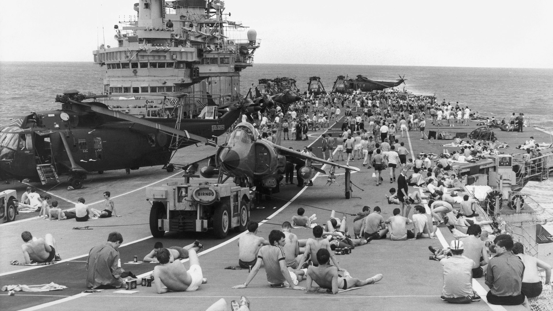Abril de 1982. El HMS Hermes se dirige hacia las Malvinas (Martin Cleaver/Pool/Getty Images)
