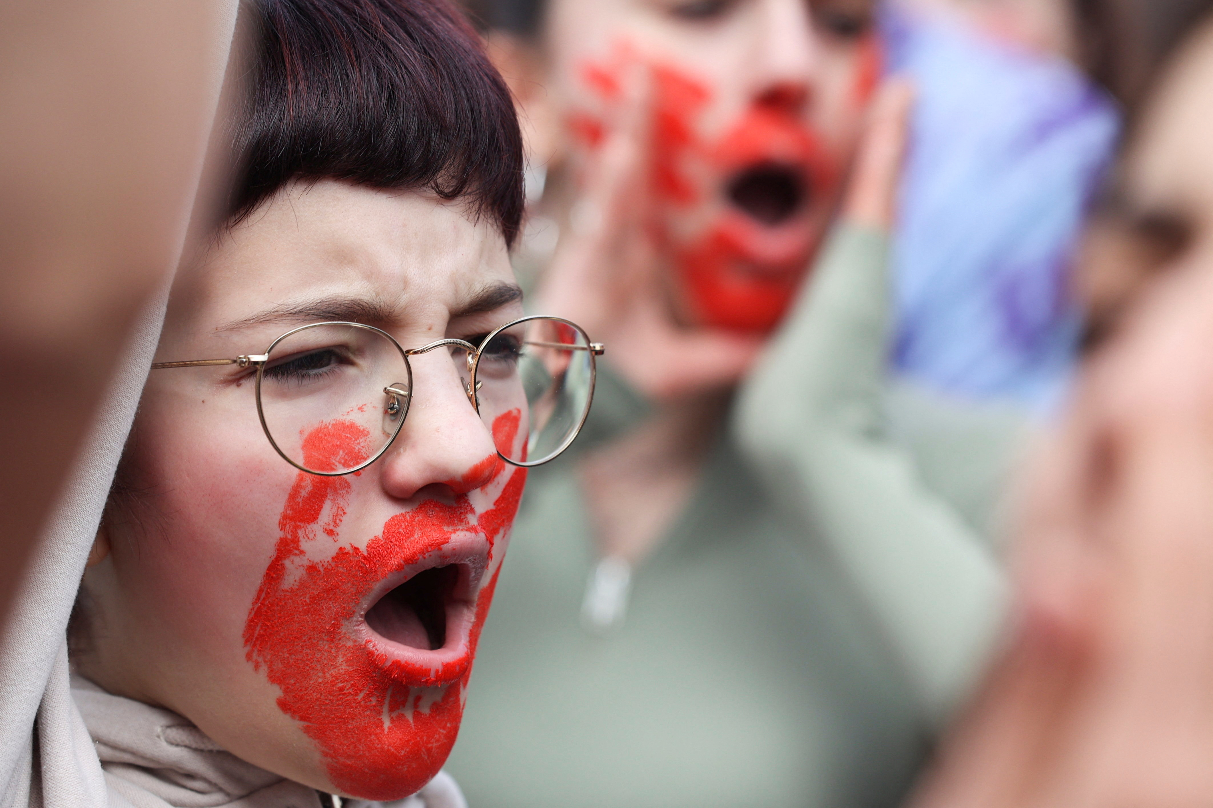 Las mujeres se manifiestan en el Día Internacional de la Mujer mientras hacen huelga para exigir el fin de la violencia doméstica y la cultura "macho" que prevalece en el país, en Milán, Italia.
