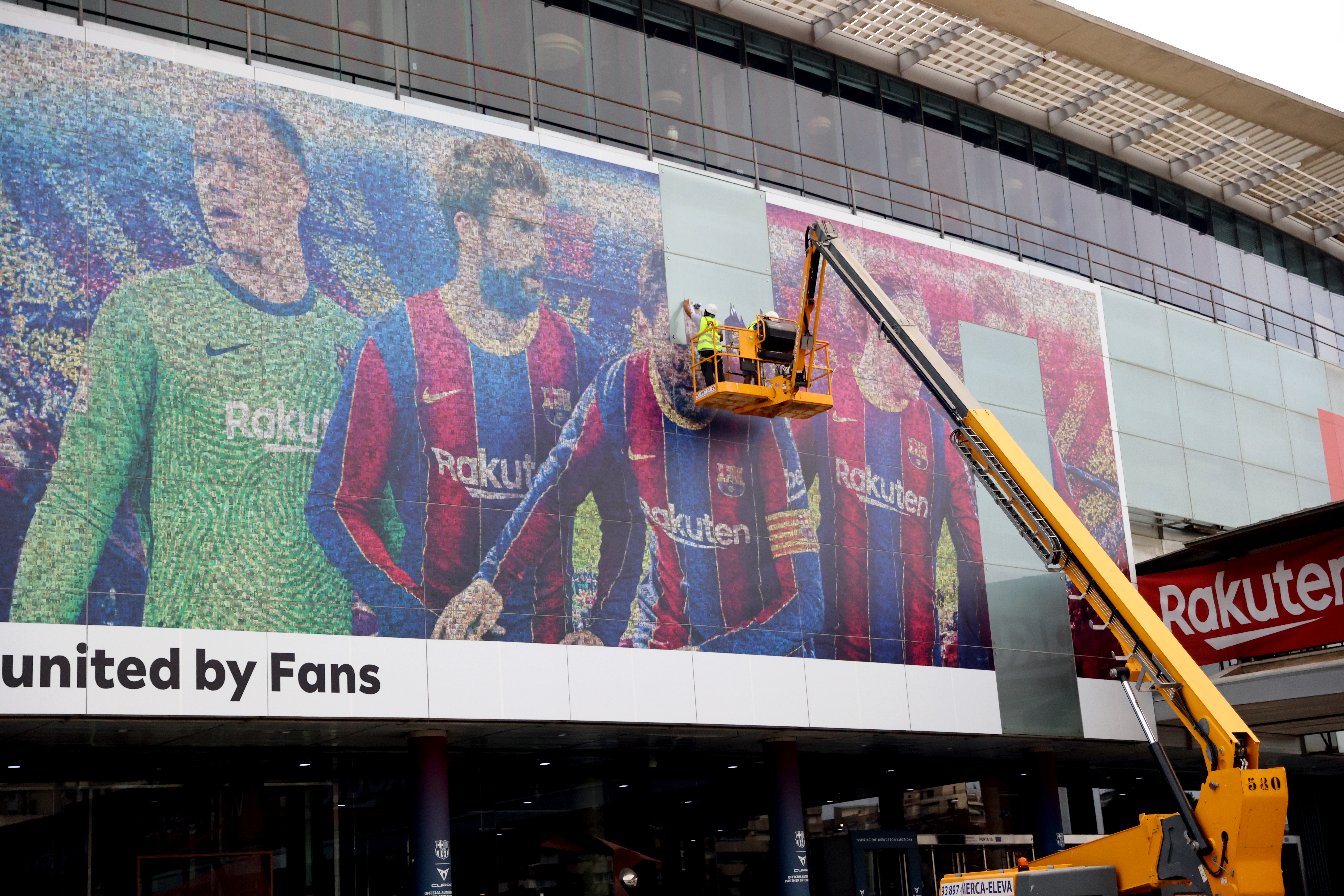 El Camp Nou ya no tiene la gigantografía de Lionel Messi (Reuters)