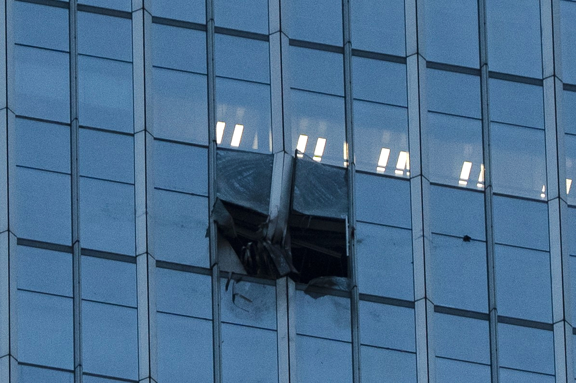 El misterio del avi&oacute;n que se estrell&oacute; en la torre m&aacute;s alta de Beijing: silencio oficial y reducci&oacute;n del tr&aacute;fico a&eacute;reo en China
