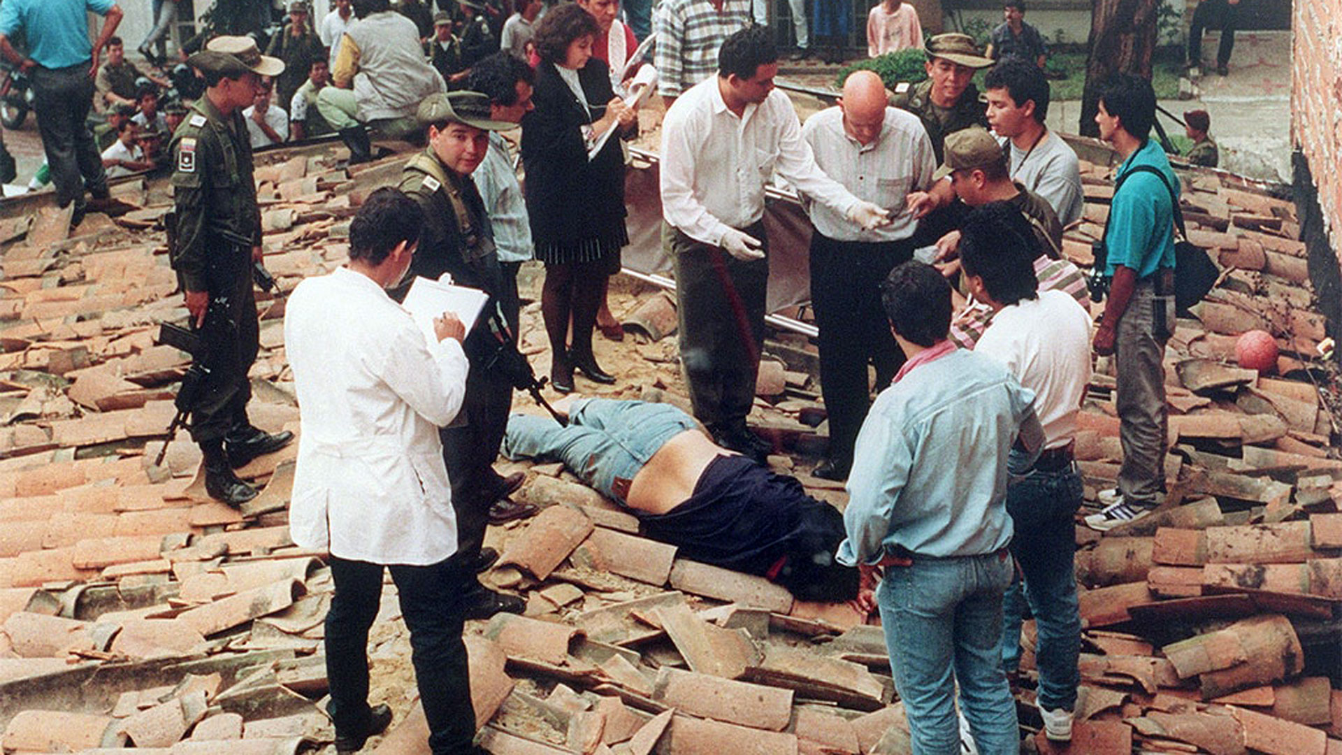 Pablo Escobar murió de un disparo en la cabeza el 2 de diciembre de 1993 en un tejado de Medellín mientras era perseguido por miembros del Bloque de Búsqueda. 