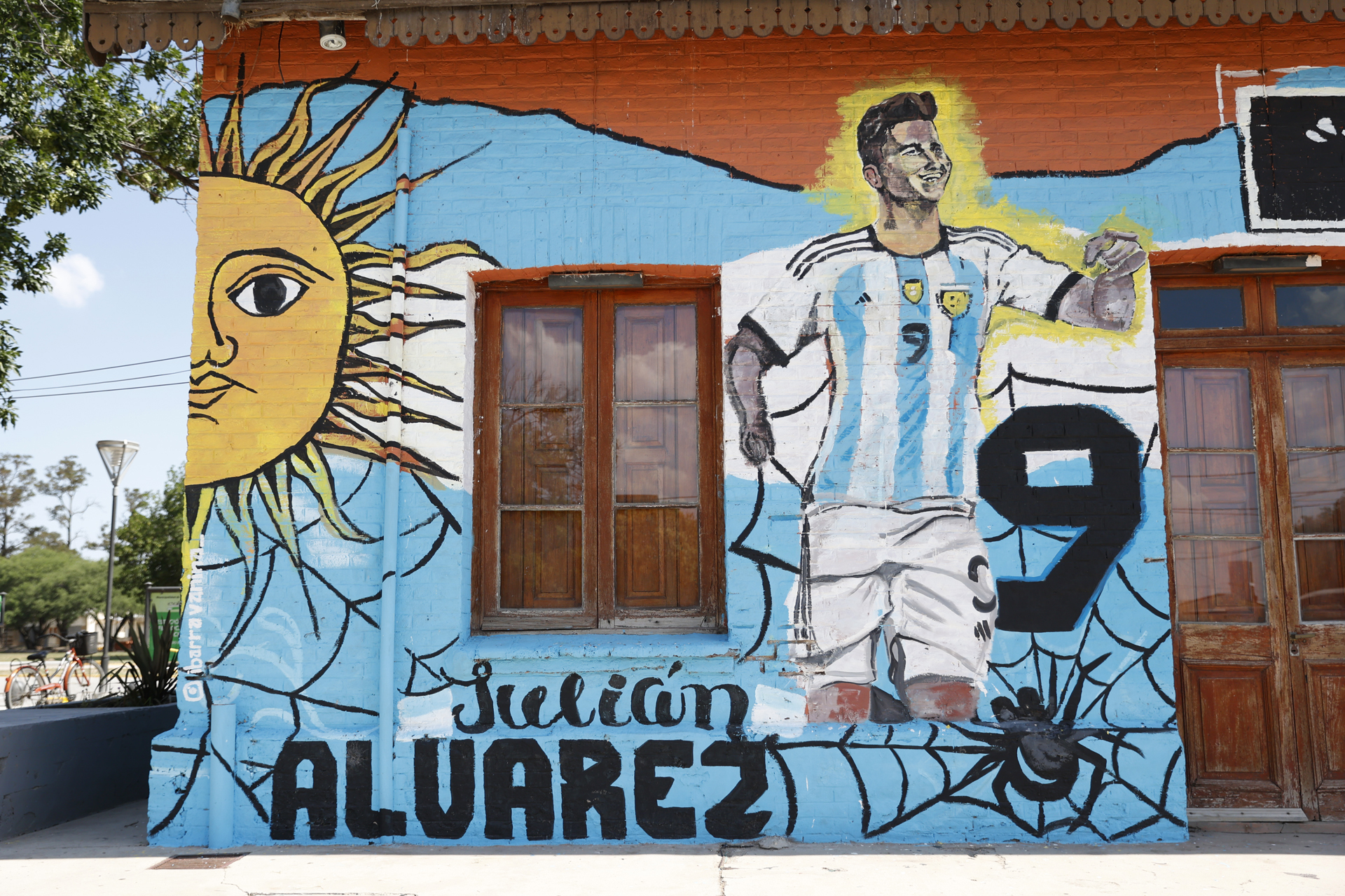 El mural dedicado a Julin lvarez pintado en una de las paredes de la terminal de mnibus de Calchn (Mario Sar)