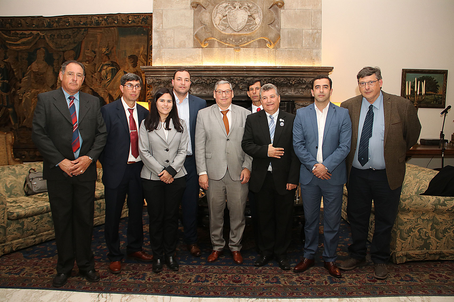 El embajador Carlos Enciso Christiansen posó junto a los expositores uruguayos de distintas intendencias que se presentan en la Feria Internacional de Turismo (FIT)