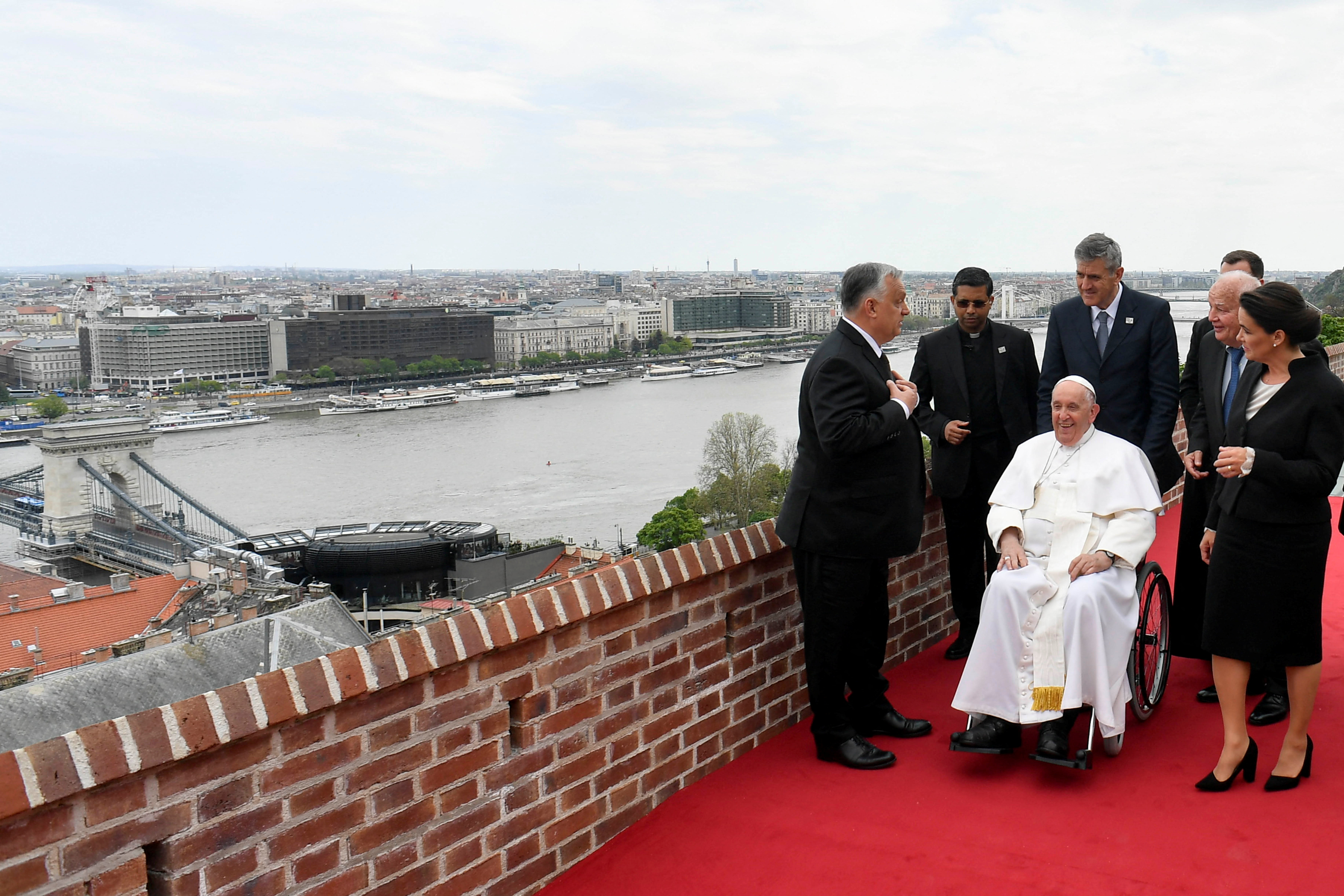 El papa Francisco se reúne con el primer ministro húngaro, Victor Orban, y la presidenta, Katalin Novak, durante su visita apostólica, en Budapest, Hungría, el 28 de abril de 2023. Vatican Media/Handout via REUTERS