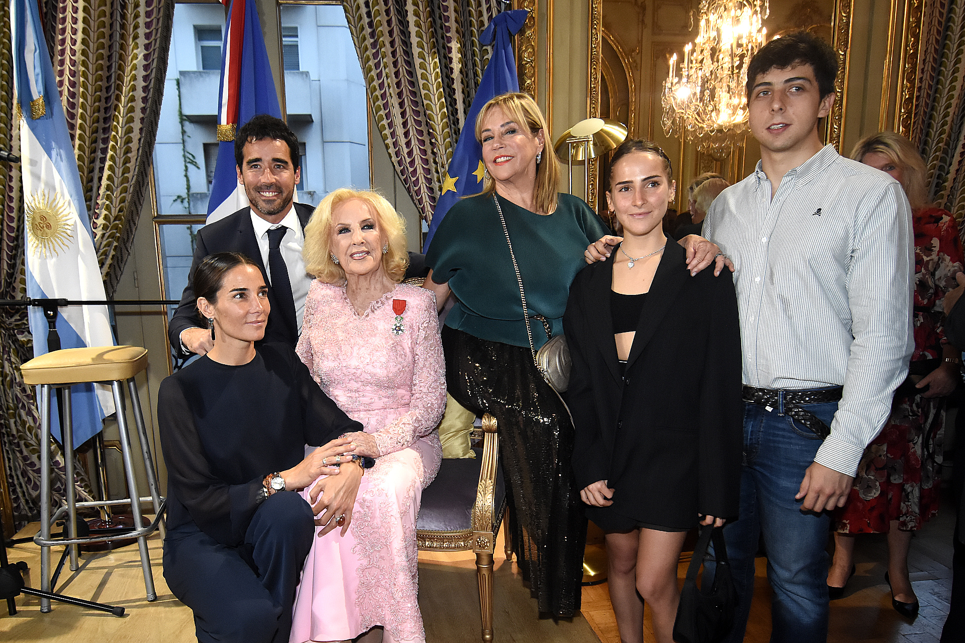 Mirtha con su familia durante la condecoración que recibió en la Embajada de Francia (Nicolas Stulberg)