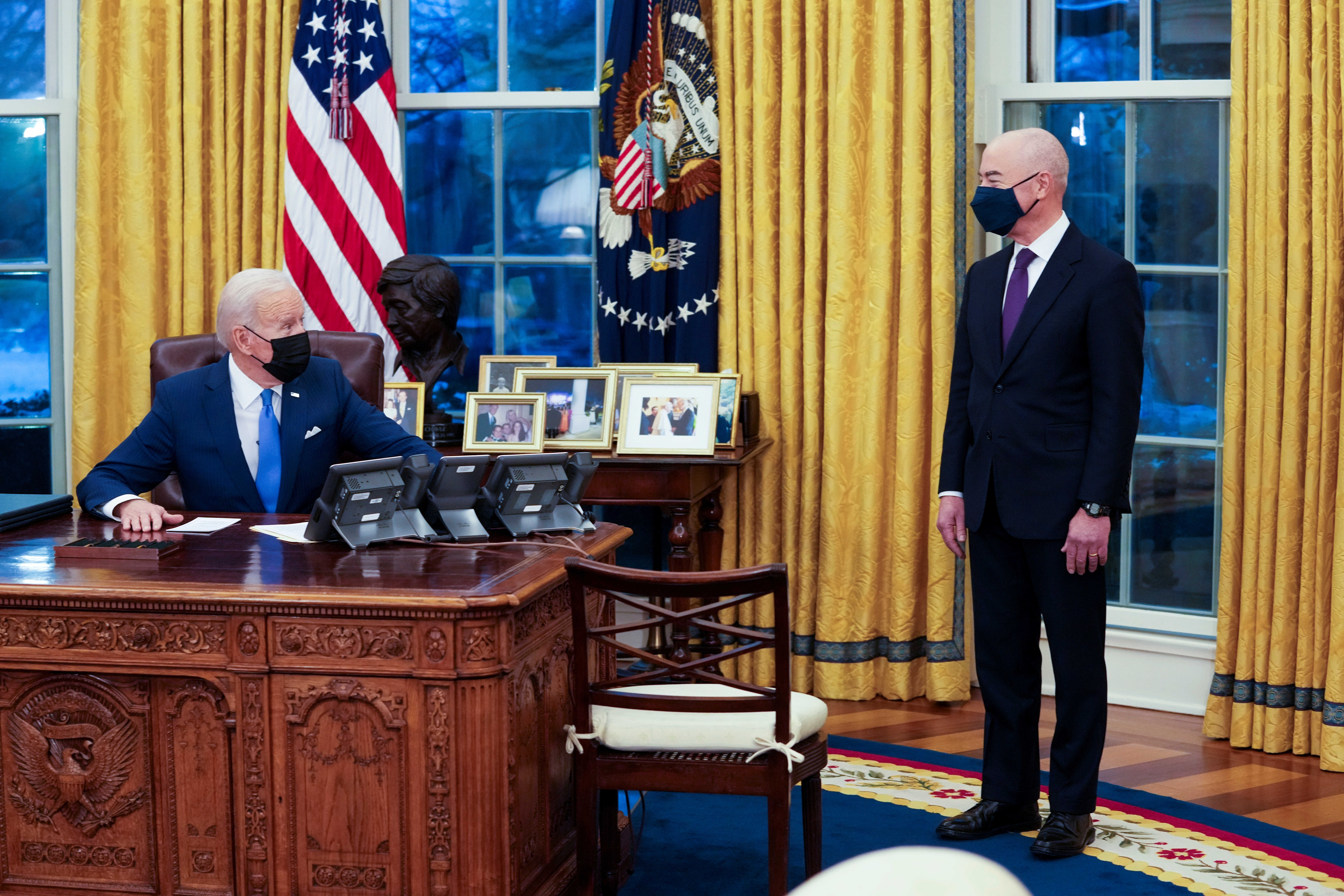 El presidente de Estados Unidos, Joe Biden, y el secretario de Seguridad Interior de EEUU, Alejandro Mayorkas (EFE/Doug Mills/Archivo)
