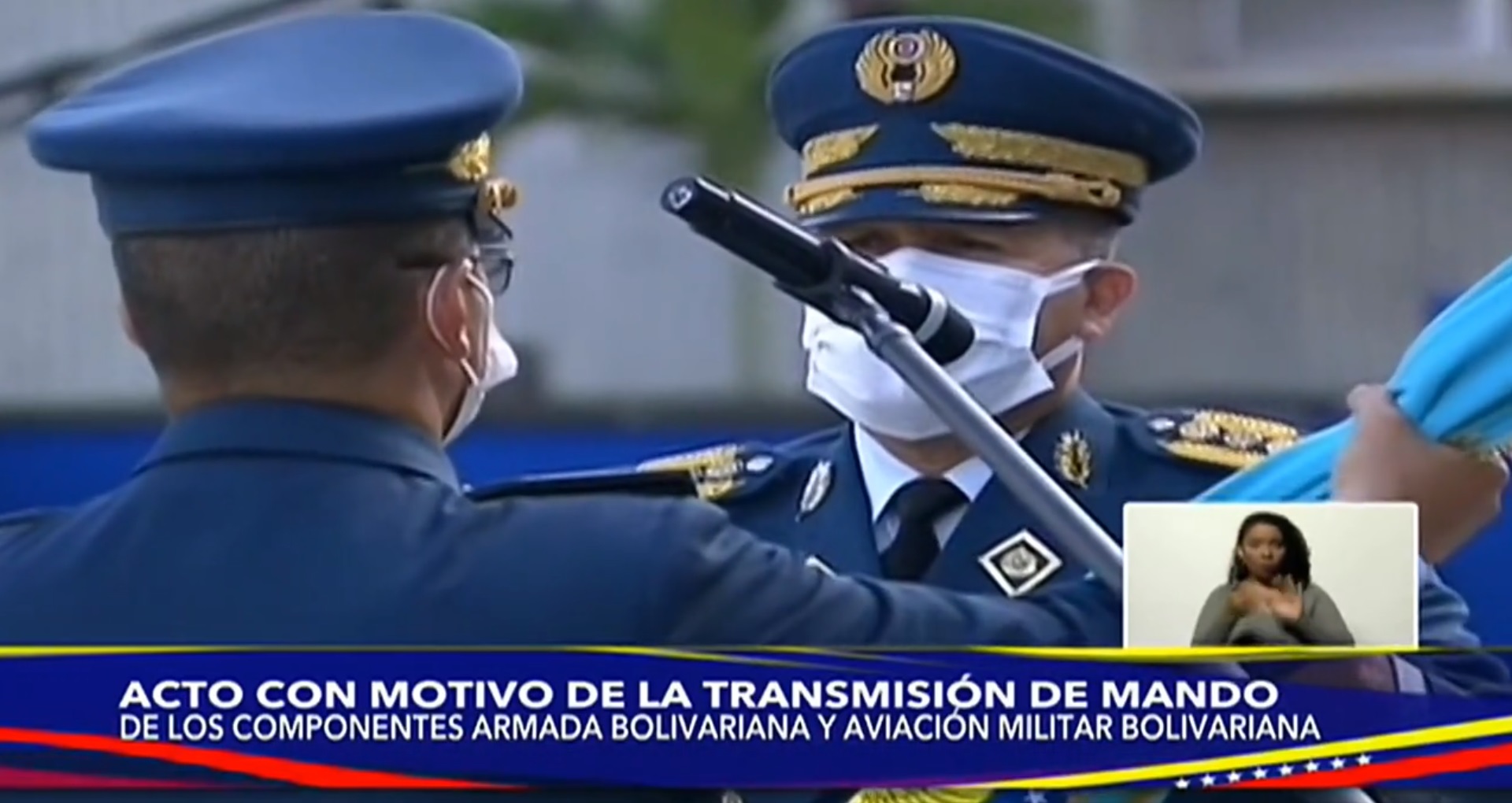 Silva Aponte entrega el estandarte de la aviación al nuevo comandante general, Santiago Infante