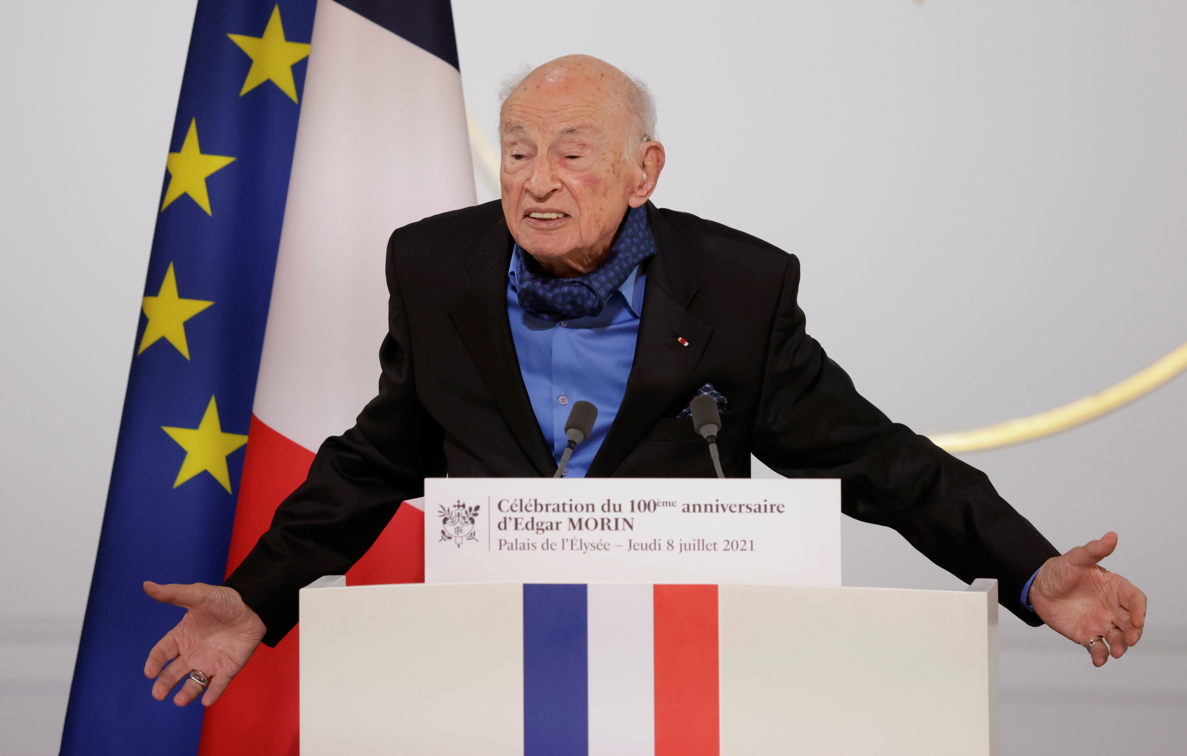 El filósofo y sociólogo francés Edgar Morin pronuncia su discurso durante una ceremonia para conmemorar su centenario en el Palacio del Elíseo en París, Francia, el 8 de julio de 2021. Foto: (Yoan Valat / Reuters).