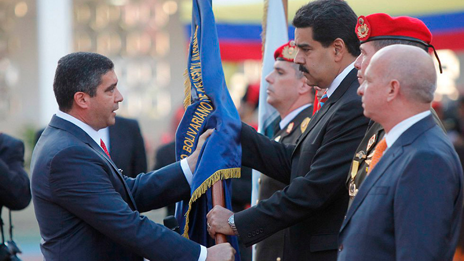 Rodriguez Torres (izq) en un evento con Nicolás Maduro