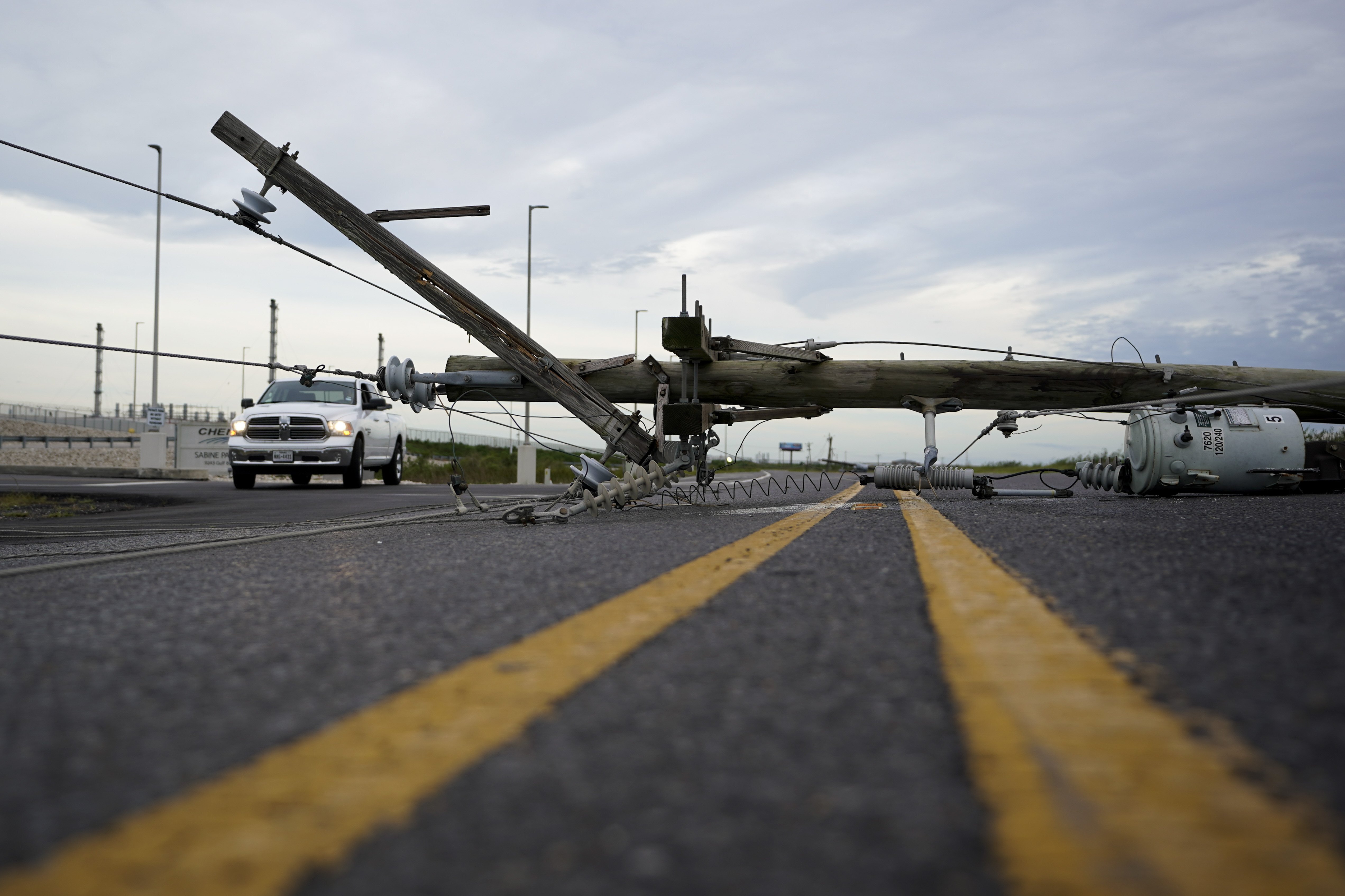 El tendido eléctrico corta una carretera tras el paso del huracán Laura en Sabine Pass, Texas. (Foto AP/Eric Gay)
