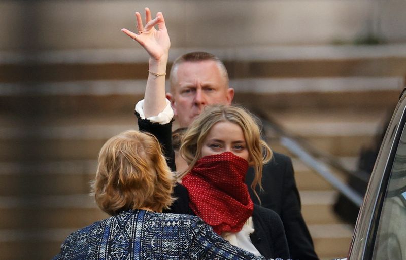 La actriz Amber Heard saluda al salir de la corte en Londres (Reuters)