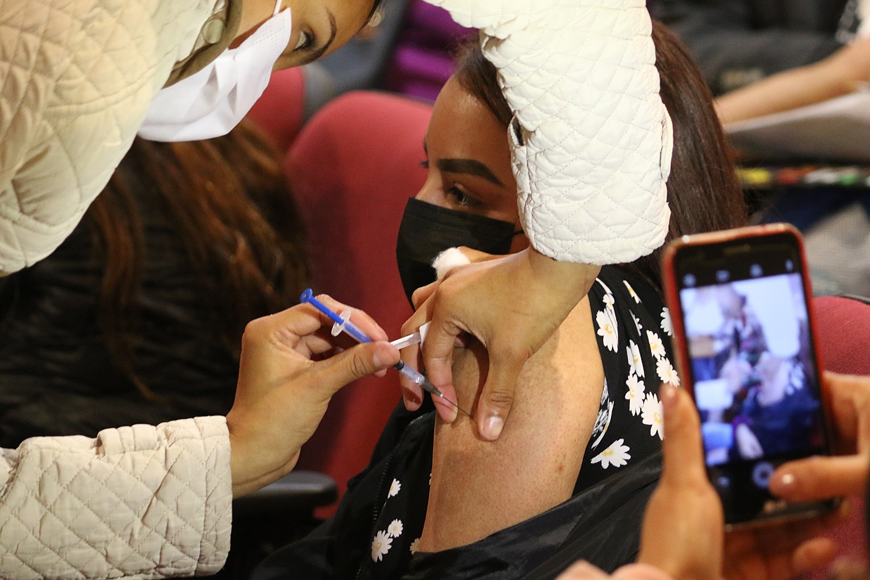 Personal de salud aplica la vacuna contra covid-19 a jóvenes menores de 17 años en el Hospital del Niño DIFH, en Hidalgo (Foto: EFE)
