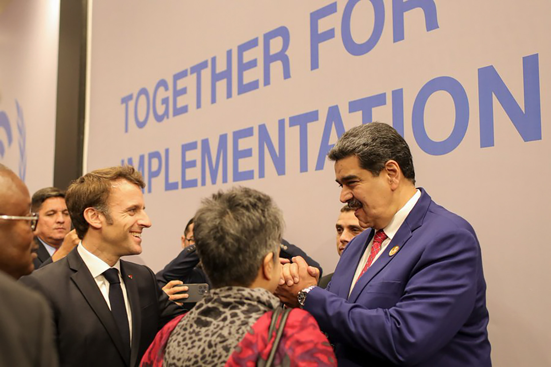 Emmanuel Macron y Nicolás Maduro durante la cumbre de Cambio Climático celebrada en Egipto