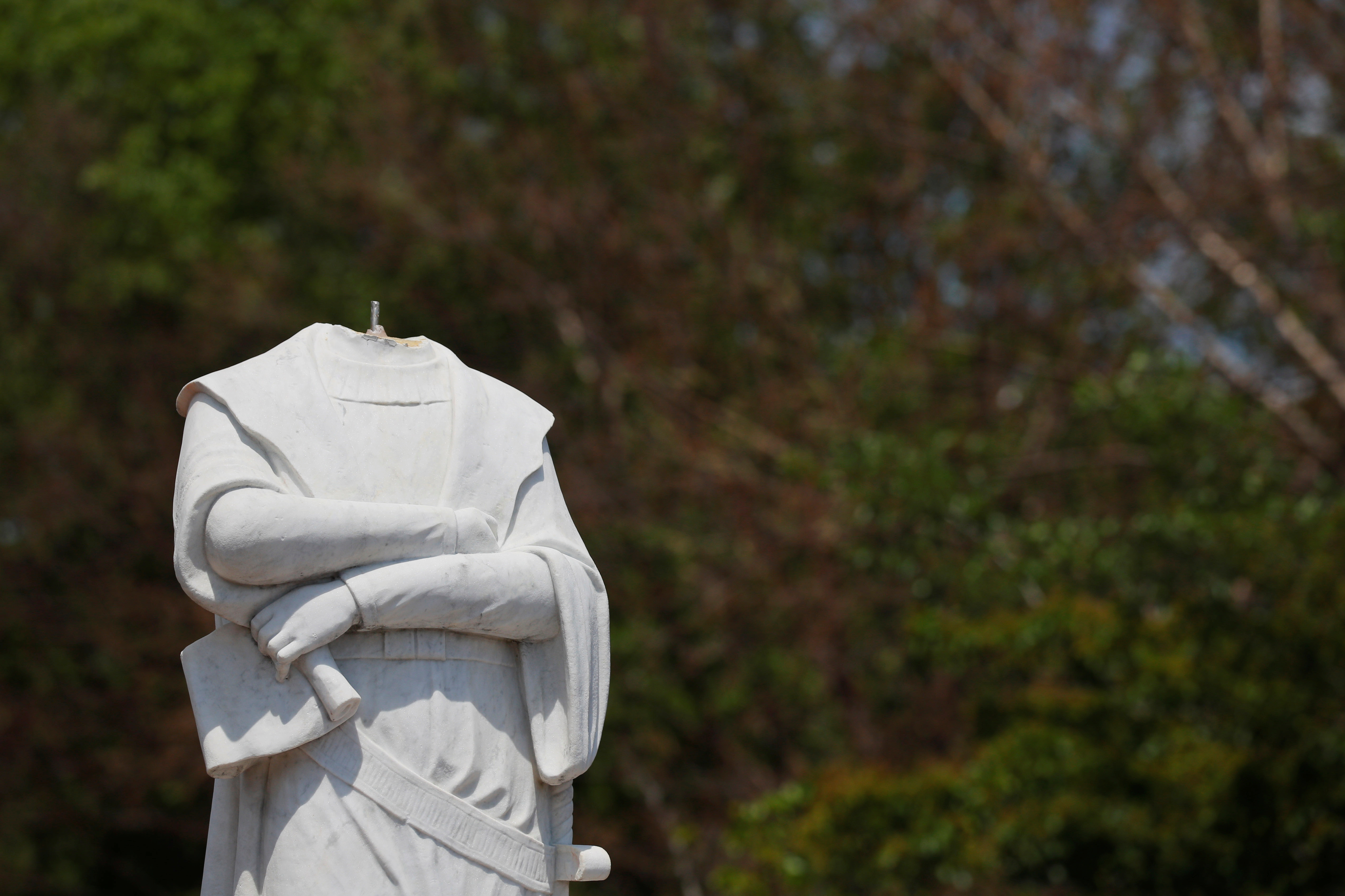 La cabeza de una estatua de Cristobal Colón fue arrancada durantlas protestas contra la desigualdad racial en Boston, Massachusetts, EE.UU. (REUTERS / Brian Snyder)