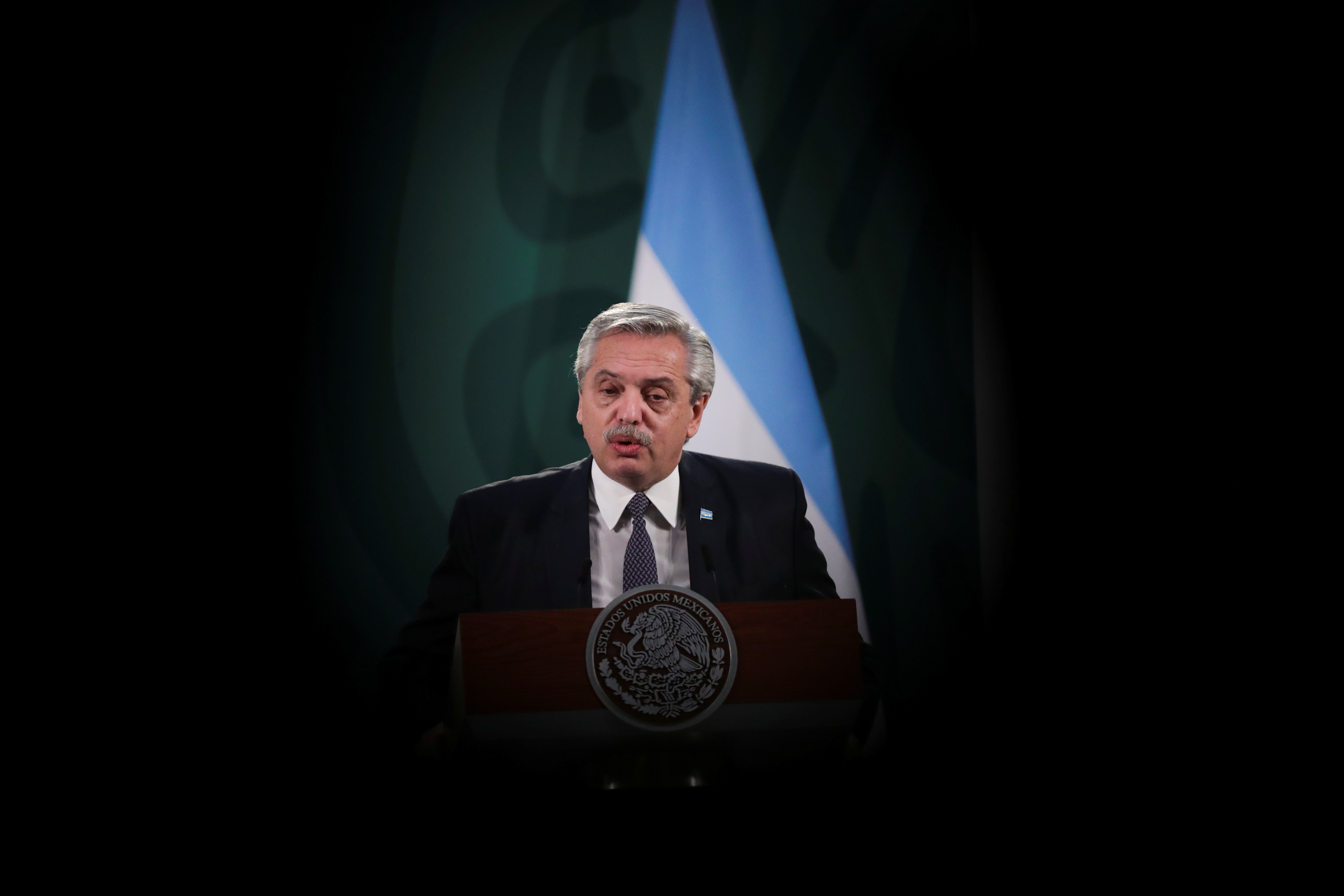 El presidente de Argentina Alberto Fernández habla en la conferencia matutina, en la Ciudad de México el 23 de febrero de 2021.