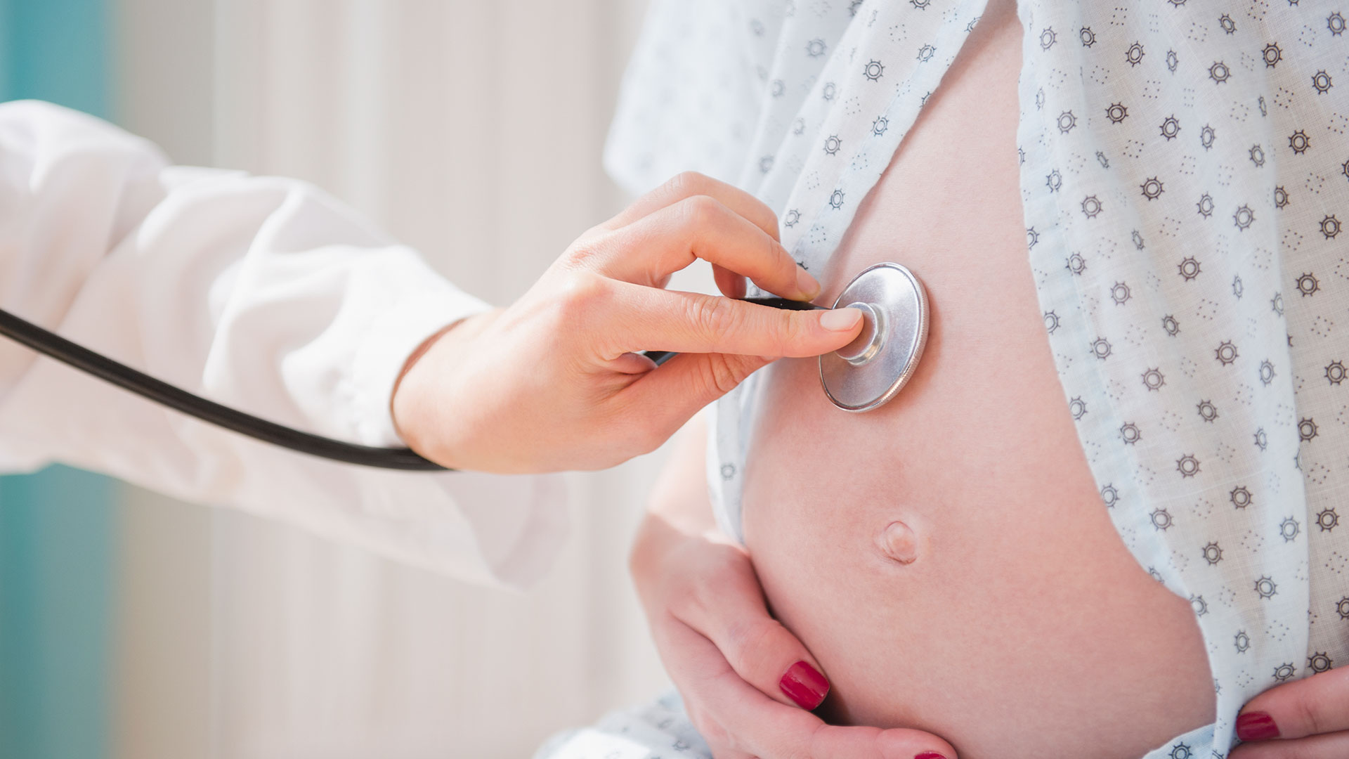 Otros estudios científicos indican que no hay daño fetal si la mujer embarazada se contagia de COVID-19 durante la gestación