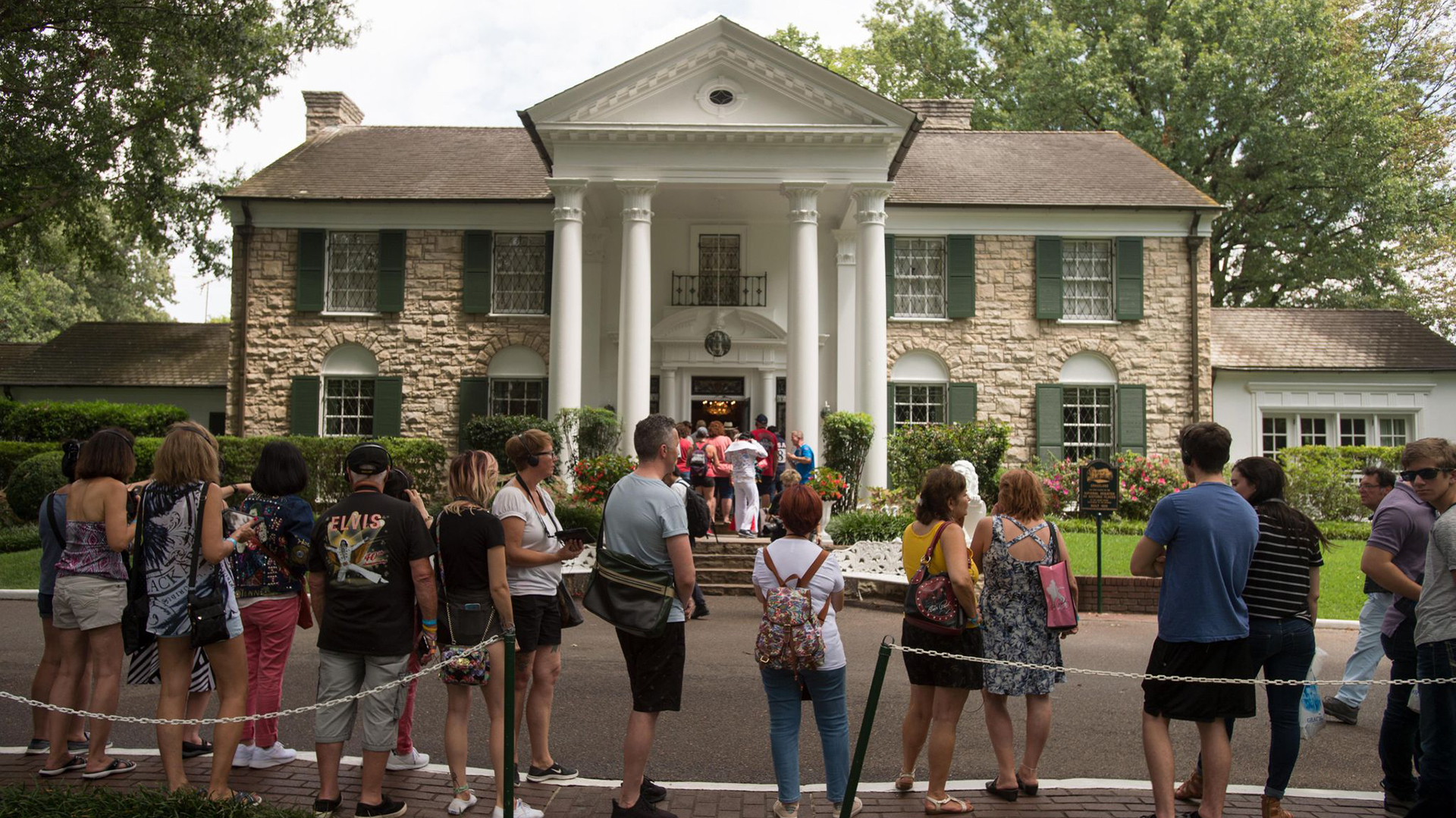 La nieta de Elvis Presley presentó una demanda para paralizar la subasta de la mansión Graceland