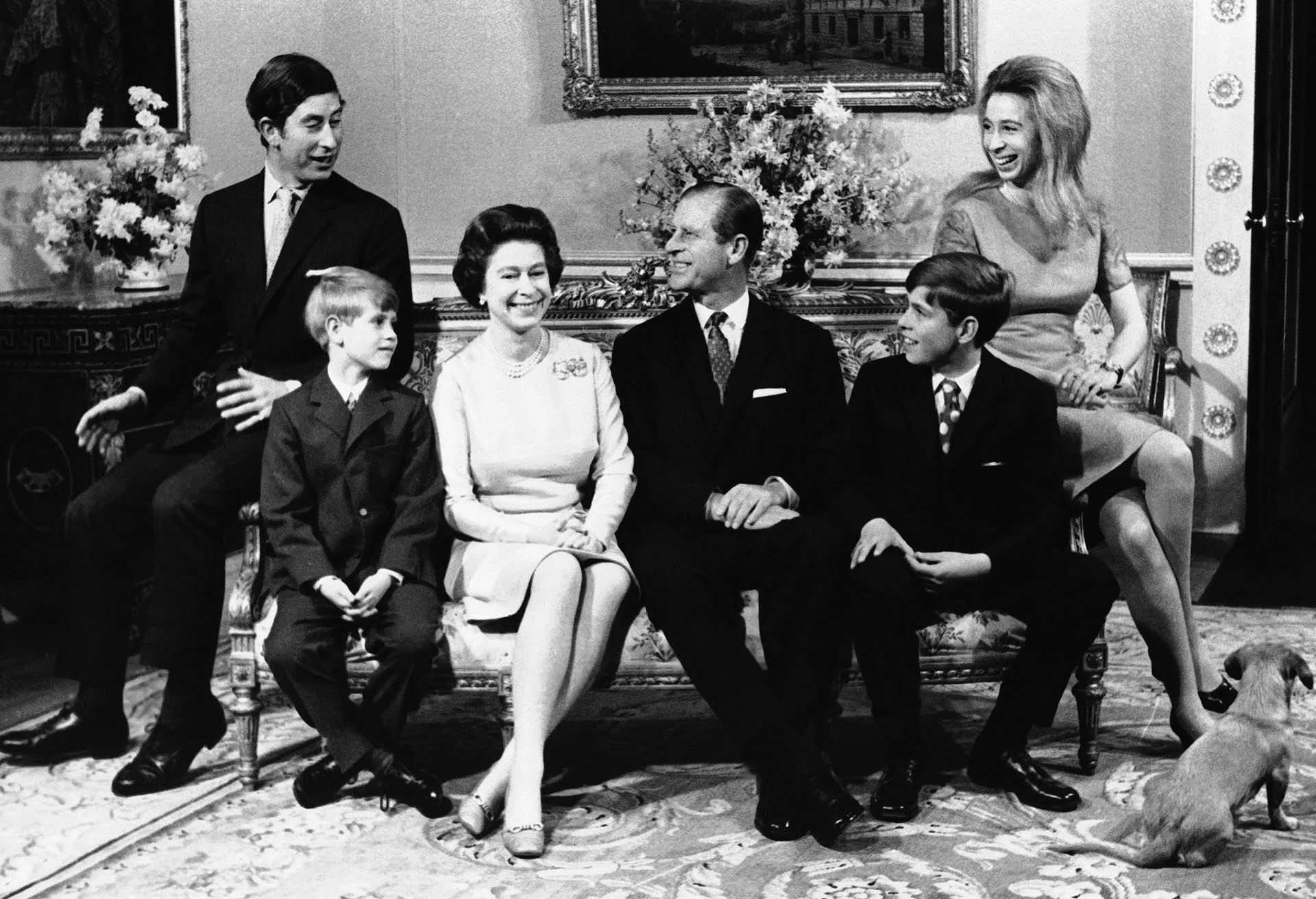 20 de noviembre de 1972, Isabel II y Felipe con su familia en el Palacio de Buckingham, en Londres, con motivo de las bodas de plata de la pareja real. De izquierda a derecha: el príncipe Carlos, el príncipe Eduardo, la reina, el príncipe Felipe, el príncipe Andrés y la princesa Ana