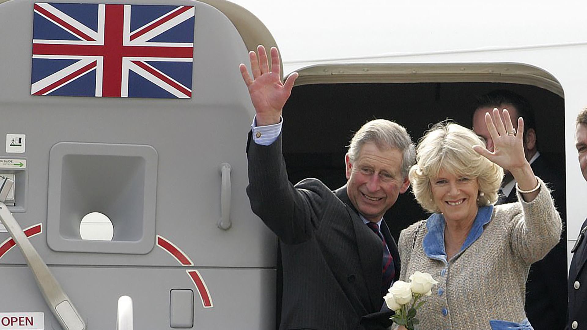 Aunque los hijos le rogaron que no se casara con Camilla, el actual rey Carlos III lo hizo en 2005, convirtiéndola hoy en reina consorte.