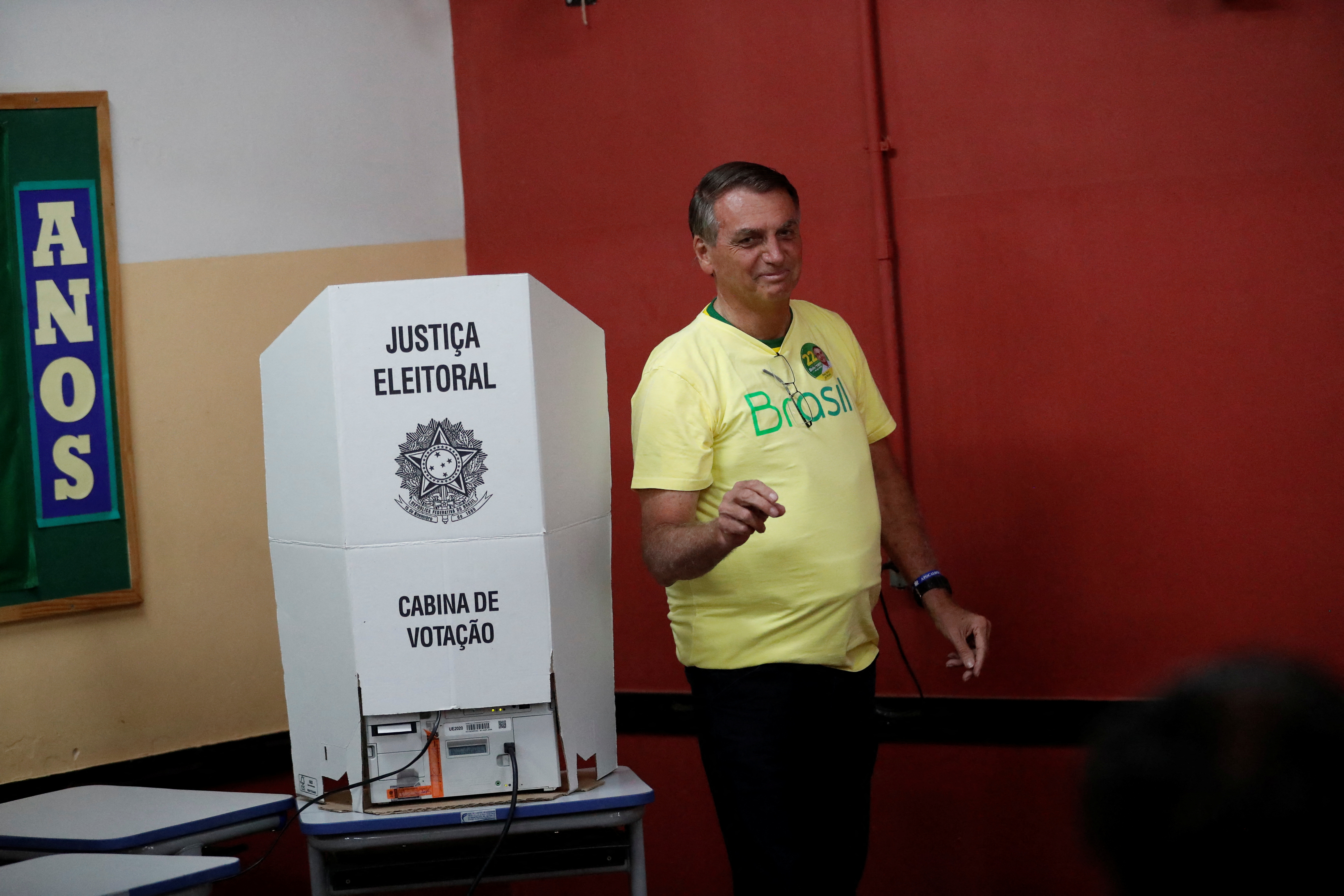 EL presidente Jair Bolsonaro votó bien temprano en Río De Janeiro (REUTERS)