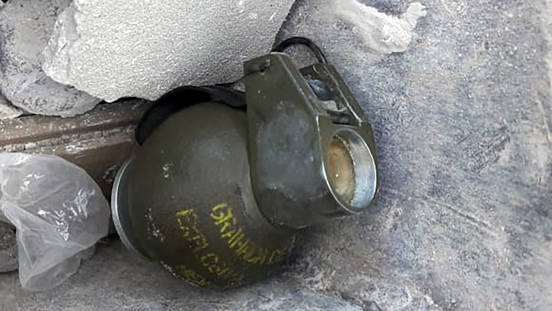 Un delincuente le lanzó una granada en la cara a un policía de la Bonaerense