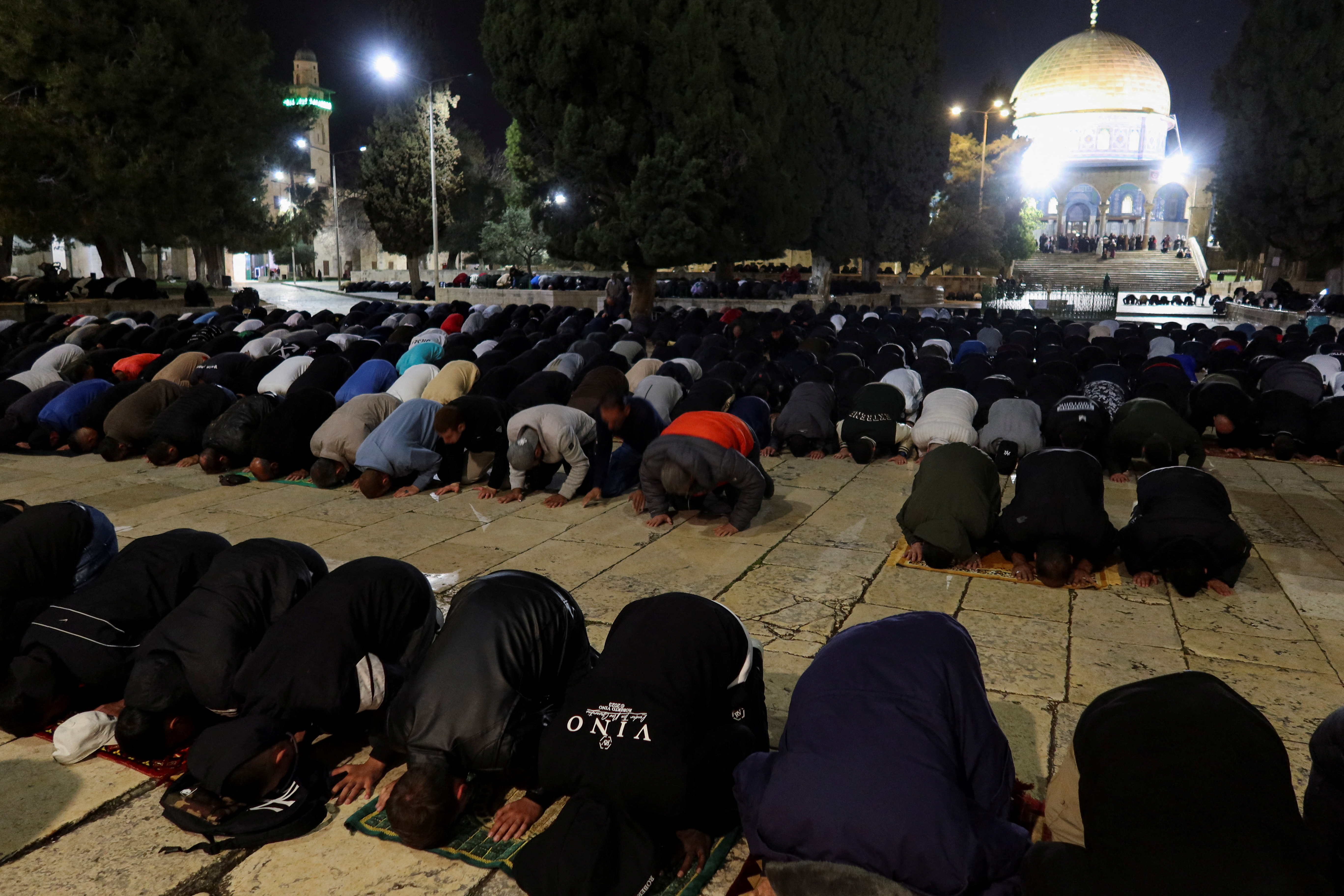 Los fieles rezan al amanecer durante el mes sagrado musulmán del Ramadán. REUTERS/Sinan Abu Mayzer
