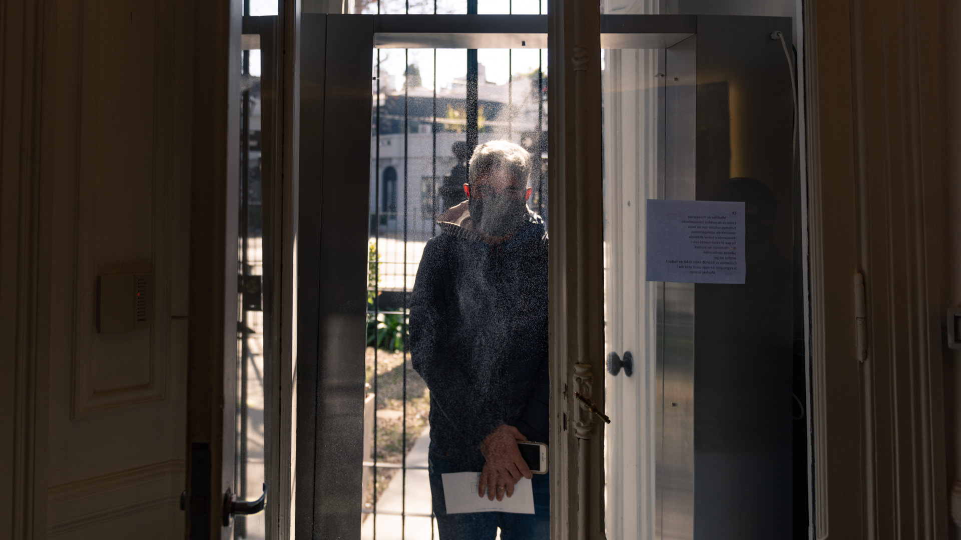 El salón del reconocido Cristian Rey reabrió también este miércoles, en su ingreso instaló una cabina sanitizante