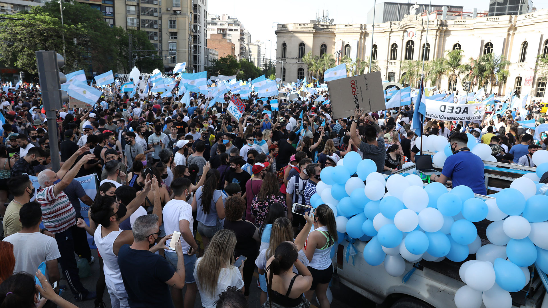 Mucha gente se concentró en el Patio Olmos, en Córdoba capital