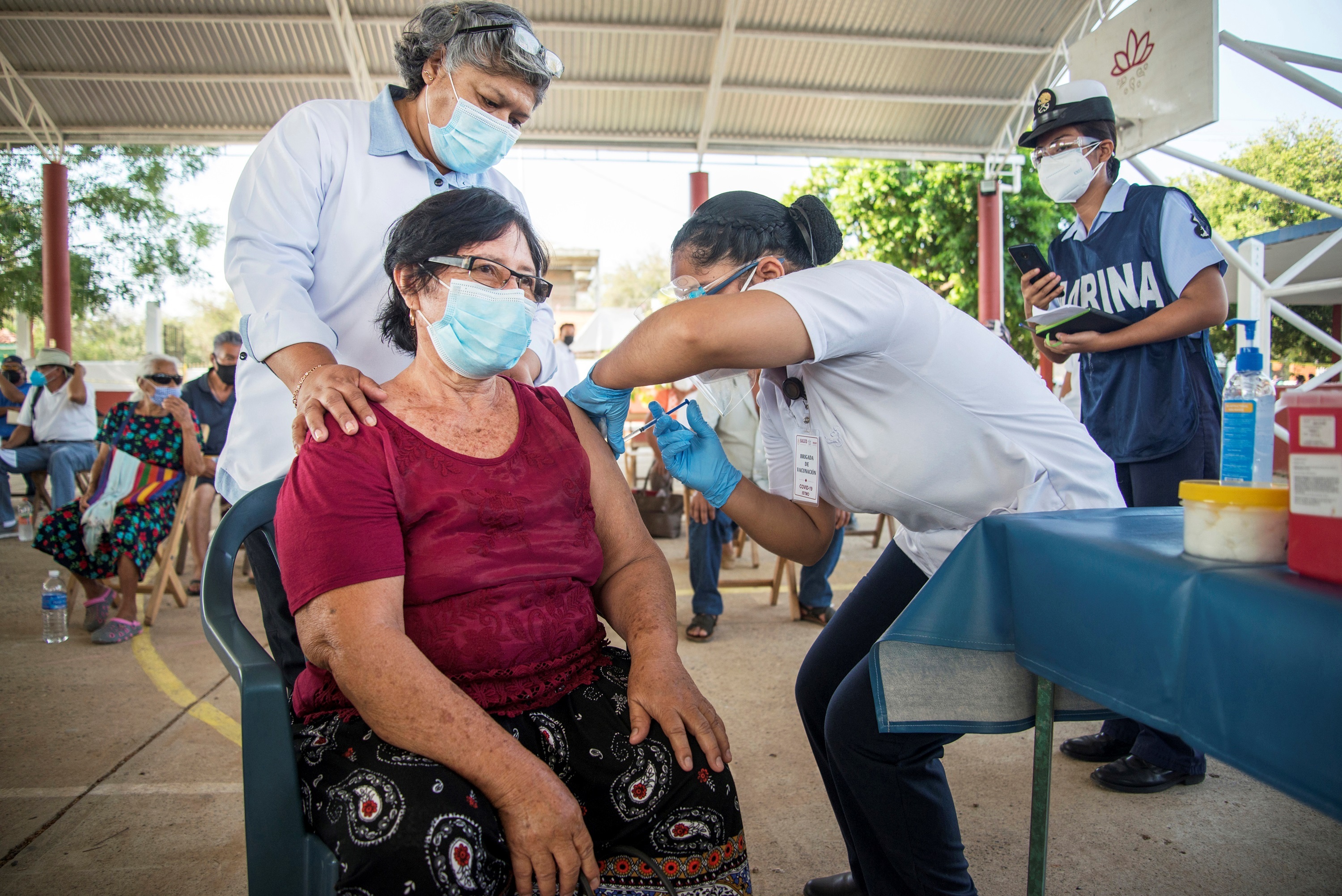 Una mujer recibe la vacuna de CanSino contra el coronavirus, en el Istmo de Tehuantepec, en México. Es un inoculante que implica una sola dosis y fue desarrollado en China/ EFE/ Luis Villalobos
