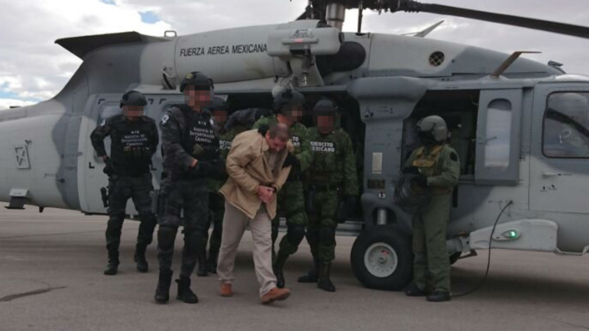 El Chapo Guzmán trasladado en helicóptero en México antes de su extradición a Estados Unidos (PGR México)