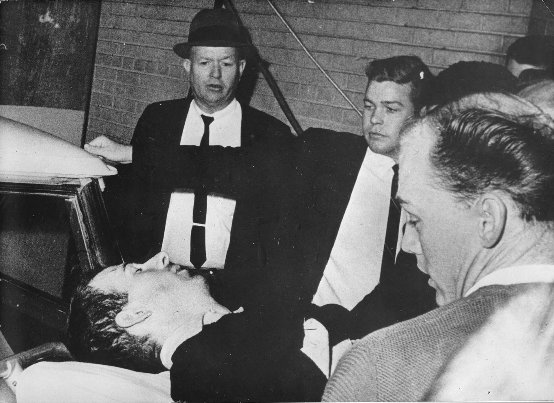El traslado herido de Oswald tras ser atacado por Jack Ruby (Photo by Votava/Imagno/Getty Images)