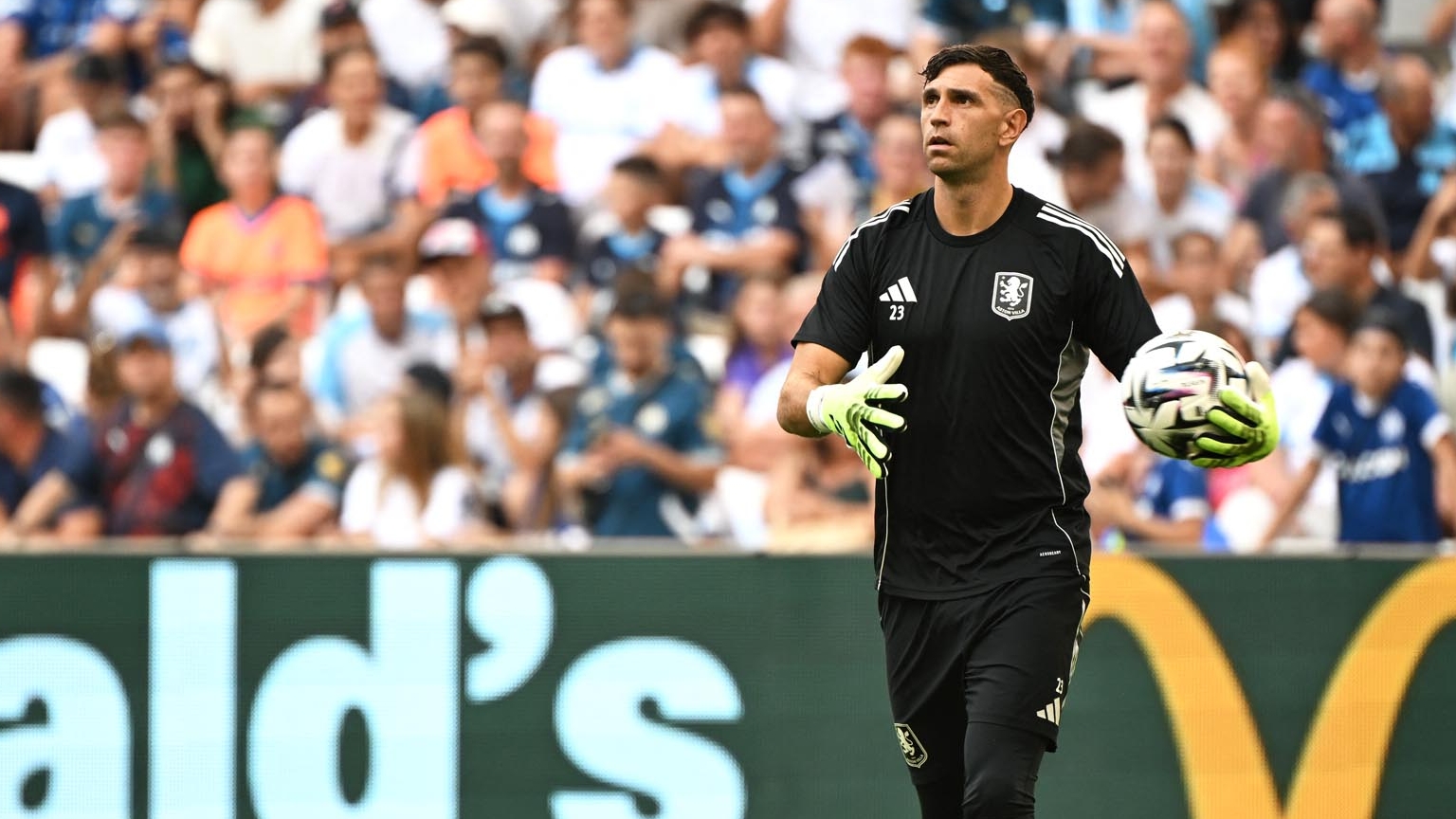 El gigante de Europa que está tras los pasos del Dibu Martínez para ganar la Champions League