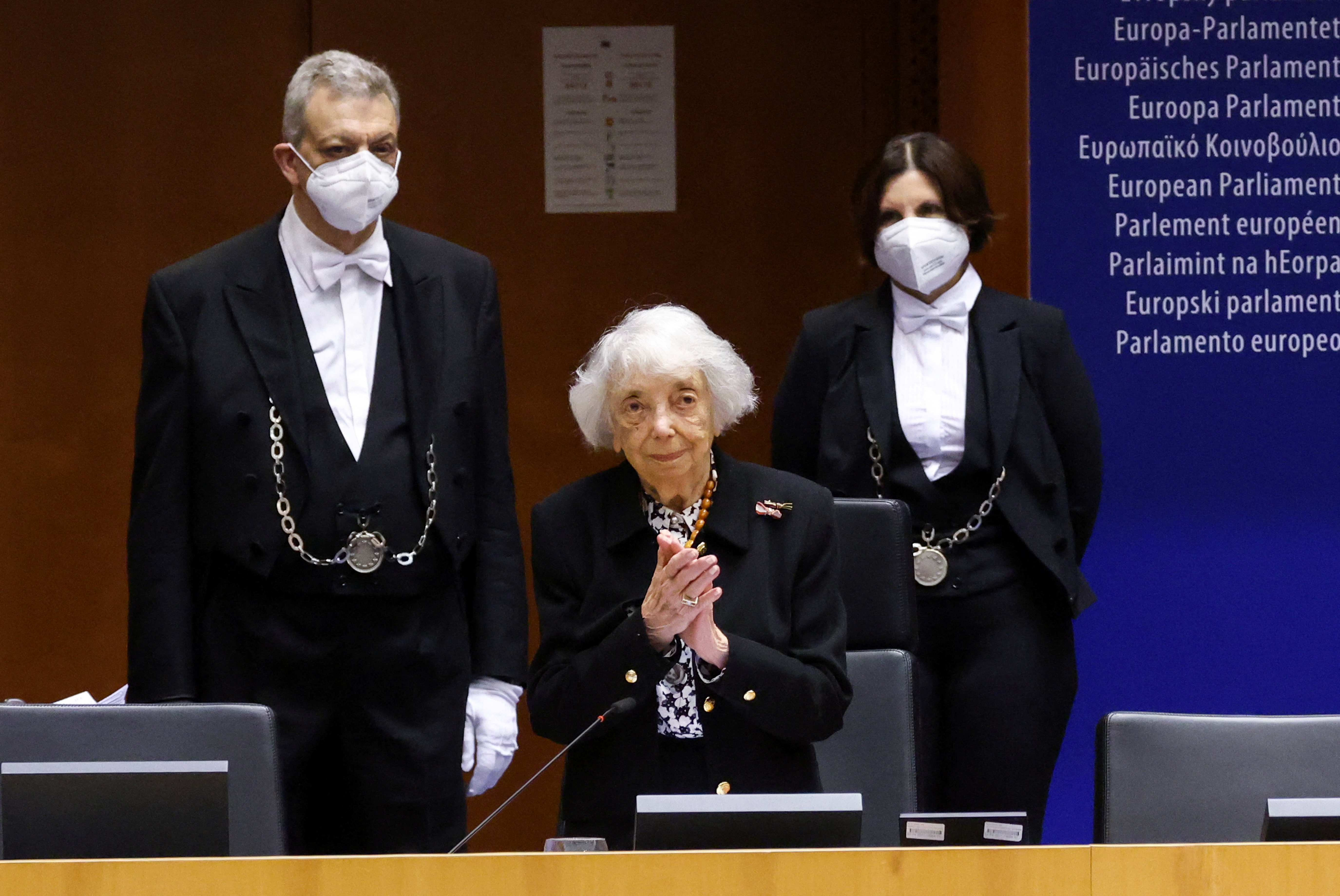 La sobreviviente del Holocausto Margot Friedlander reacciona después de ser aplaudida por miembros del parlamento durante una sesión plenaria especial para conmemorar el Día de la Memoria del Holocausto, en el Parlamento Europeo en Bruselas, Bélgica, el 27 de enero de 2022. REUTERS/Yves Herman