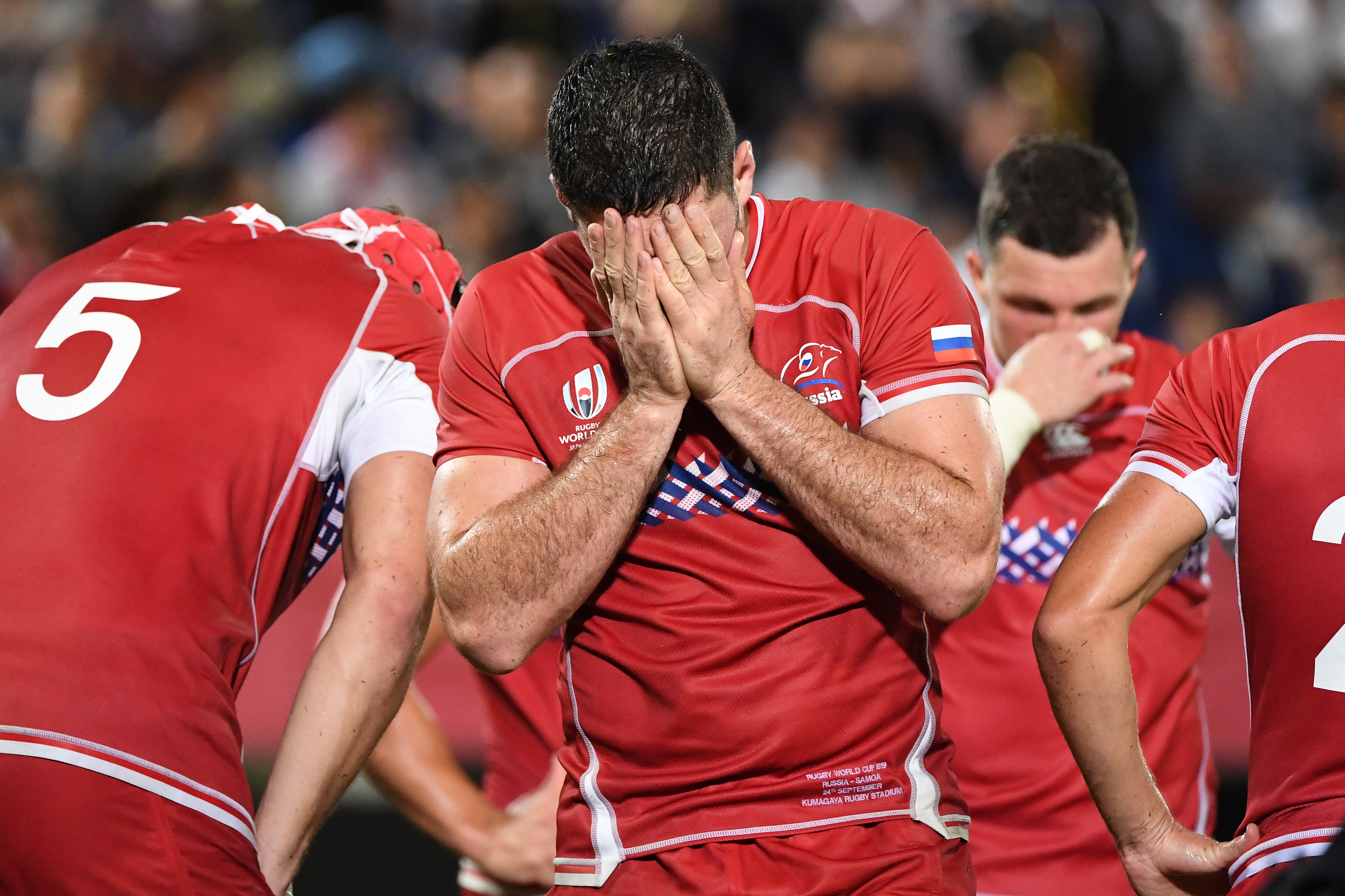 El ala de Rusia, Tagir Gadzhiev, reacciona después de perder el partido del grupo A de la Copa Mundial de Rugby de Japón 2019 ante Samoa en el estadio de rugby de Kumagaya en Kumagaya el 24 de septiembre de 2019. (Foto de William WEST / AFP)