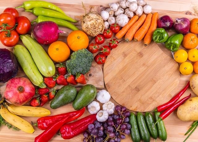 Para prevenir la obesidad se recomienda realizar cuatro ingestas por día, con alimentos variados: cereales, frutas, vegetales, lácteos, huevos, carnes blancas y rojas, aceite de oliva (Europa Press)