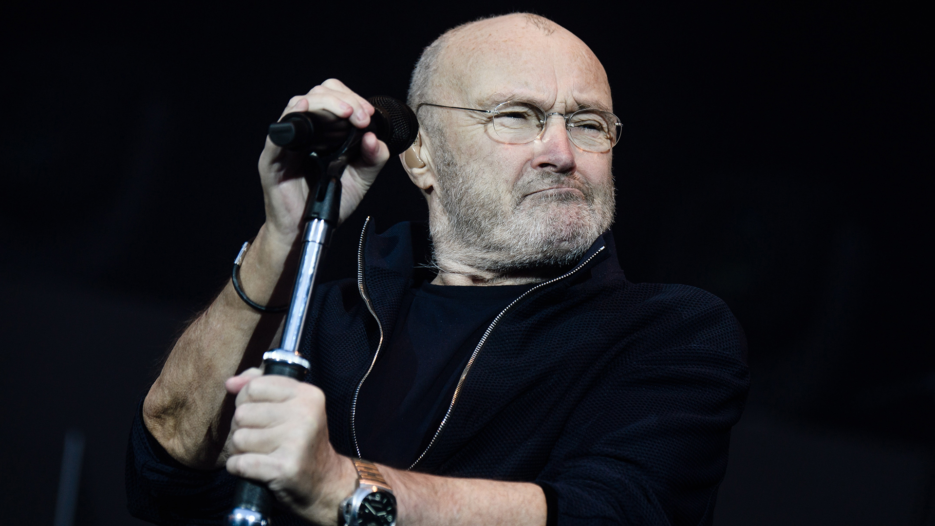 El cantante británico Phil Collins acusó a su ex esposa de usurpar su mansión de USD 40 millones en Miami. El artista demandó a Orianne Cevey, que en julio lo dejó por SMS y se casó luego con el guitarrista Thomas Bates, en un tribunal de Florida